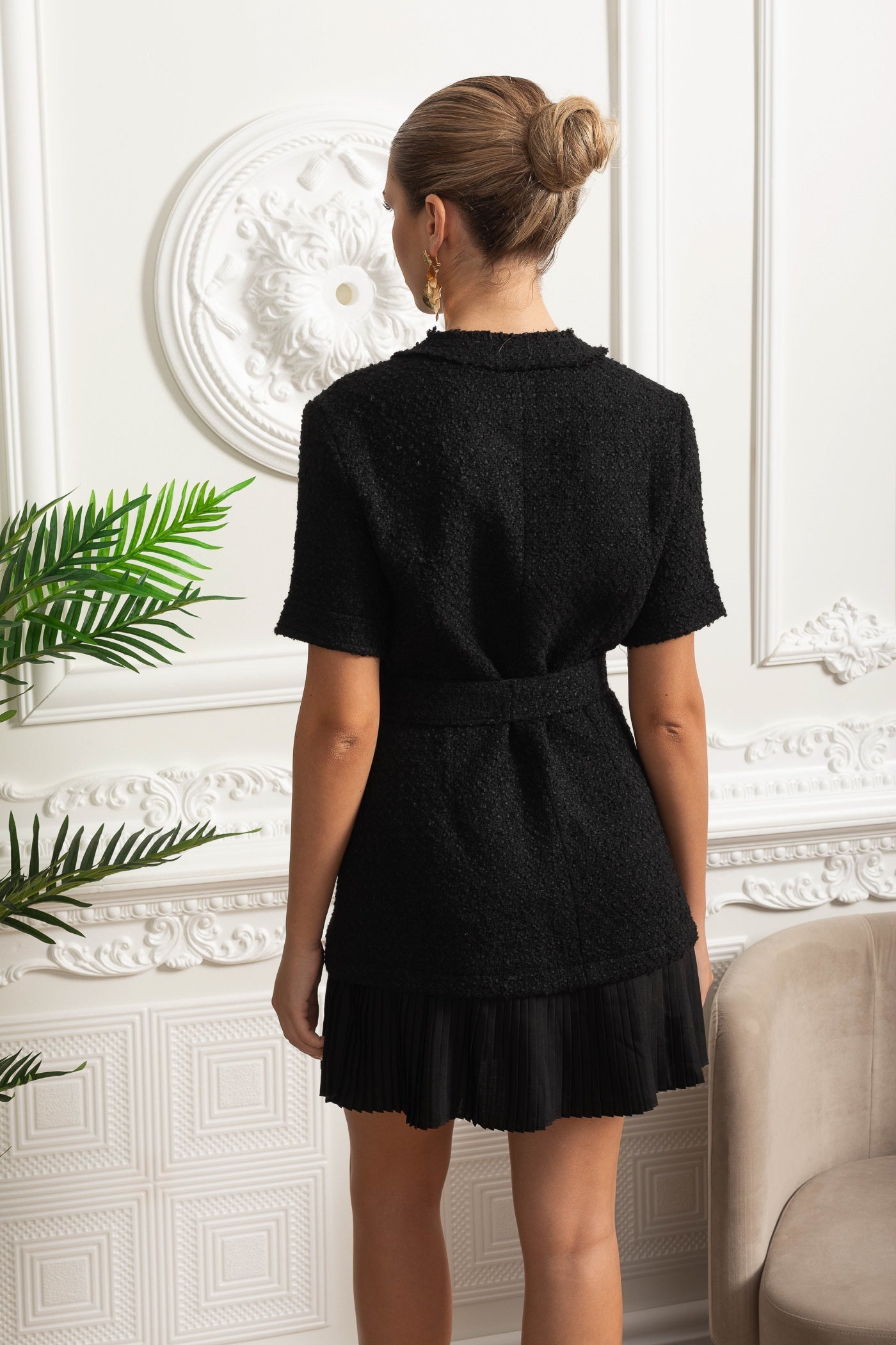 Bouclé-Minikleid mit tailliertem Gürtel und plissiertem Saum - Schwarz