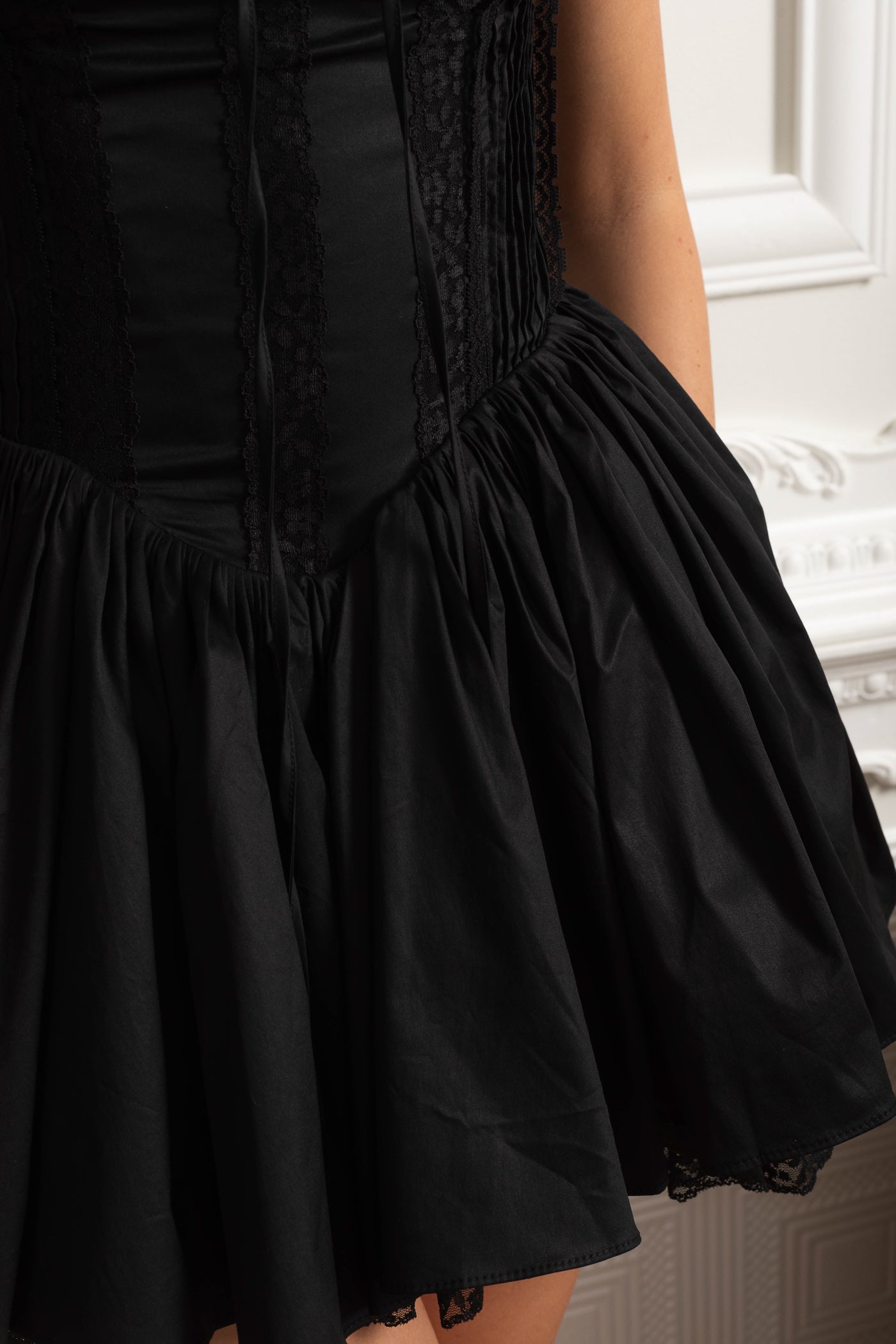 Bustier-Kleid mit Schnürung am Rücken und gerafftem Saum – Schwarz