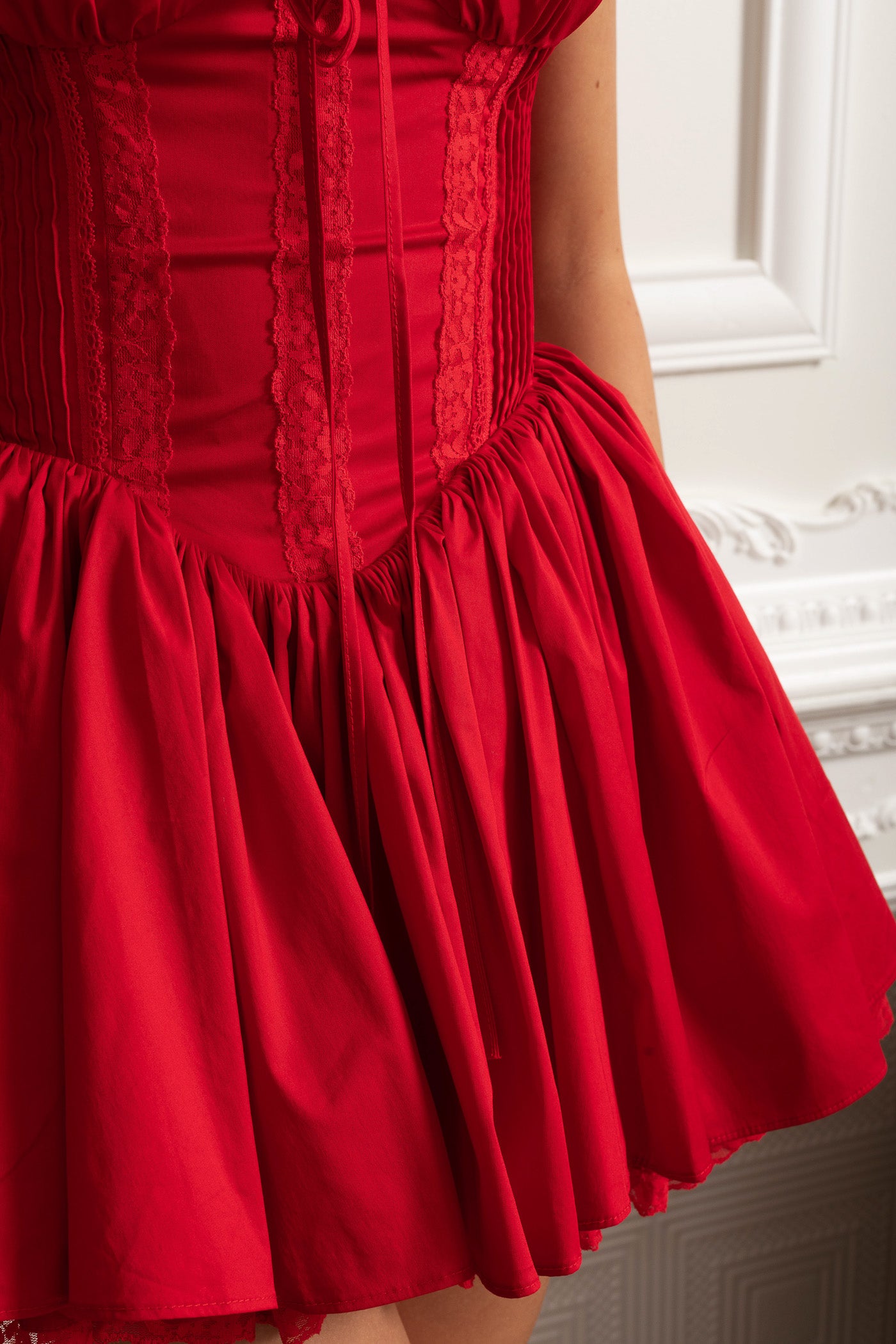 Bustier-Kleid mit Schnürdetail am Rücken und gerafftem Saum - Rot