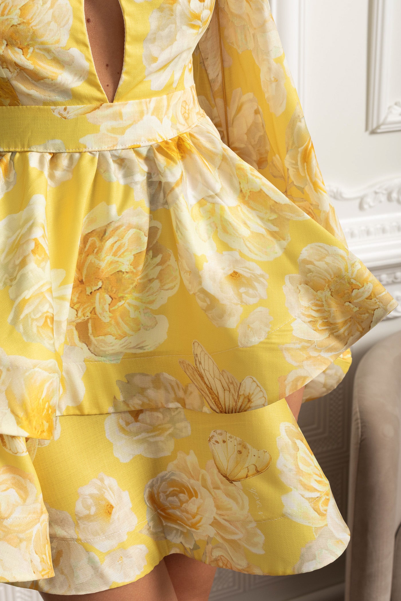 Florales romantisches Mini-Kleid mit voluminösen Ärmeln und Peplum-Detail – Gelb