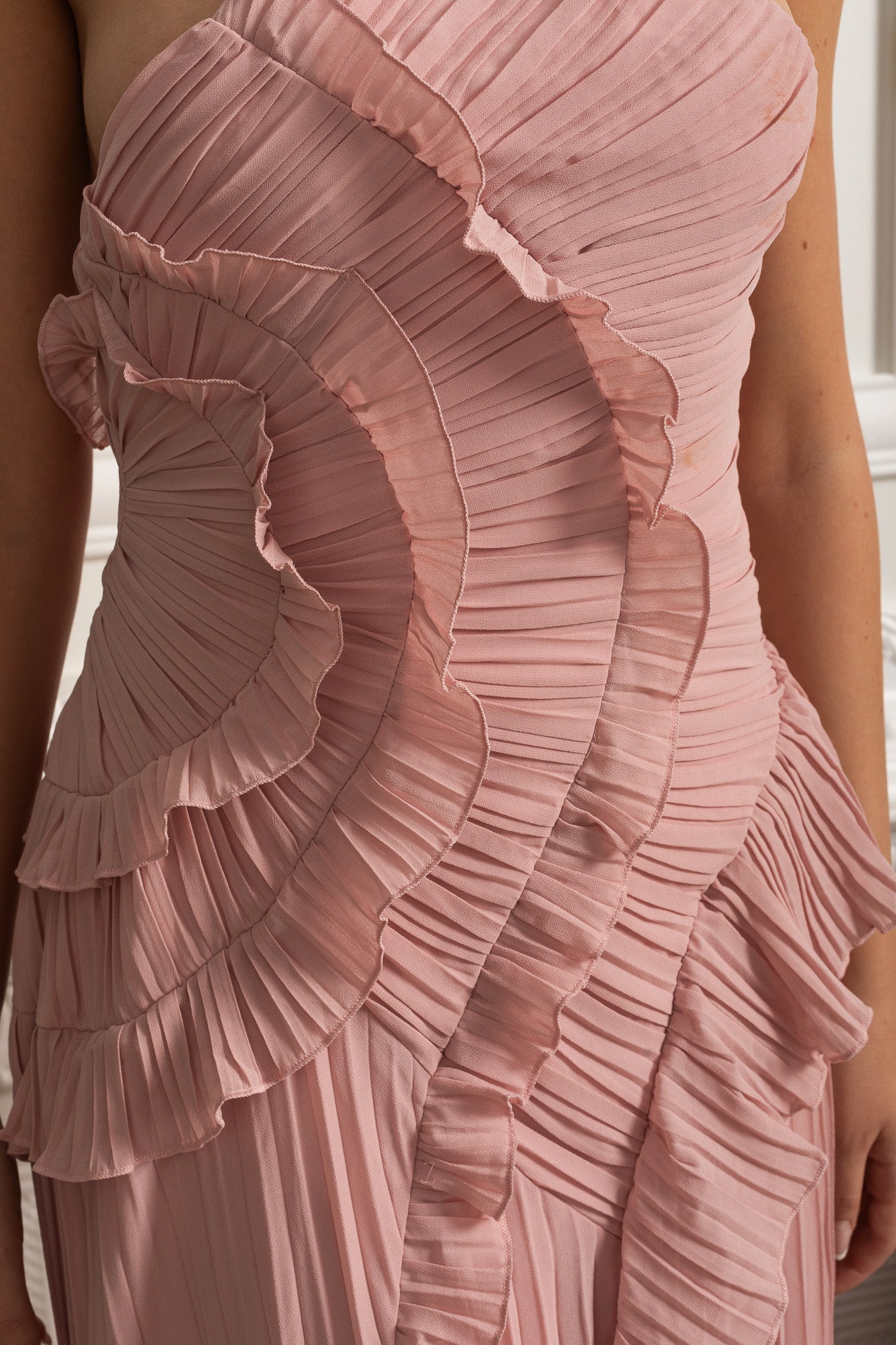 Plissiertes Midi-Kleid mit Neckholder und kaskadierenden Rüschendetails - Pink