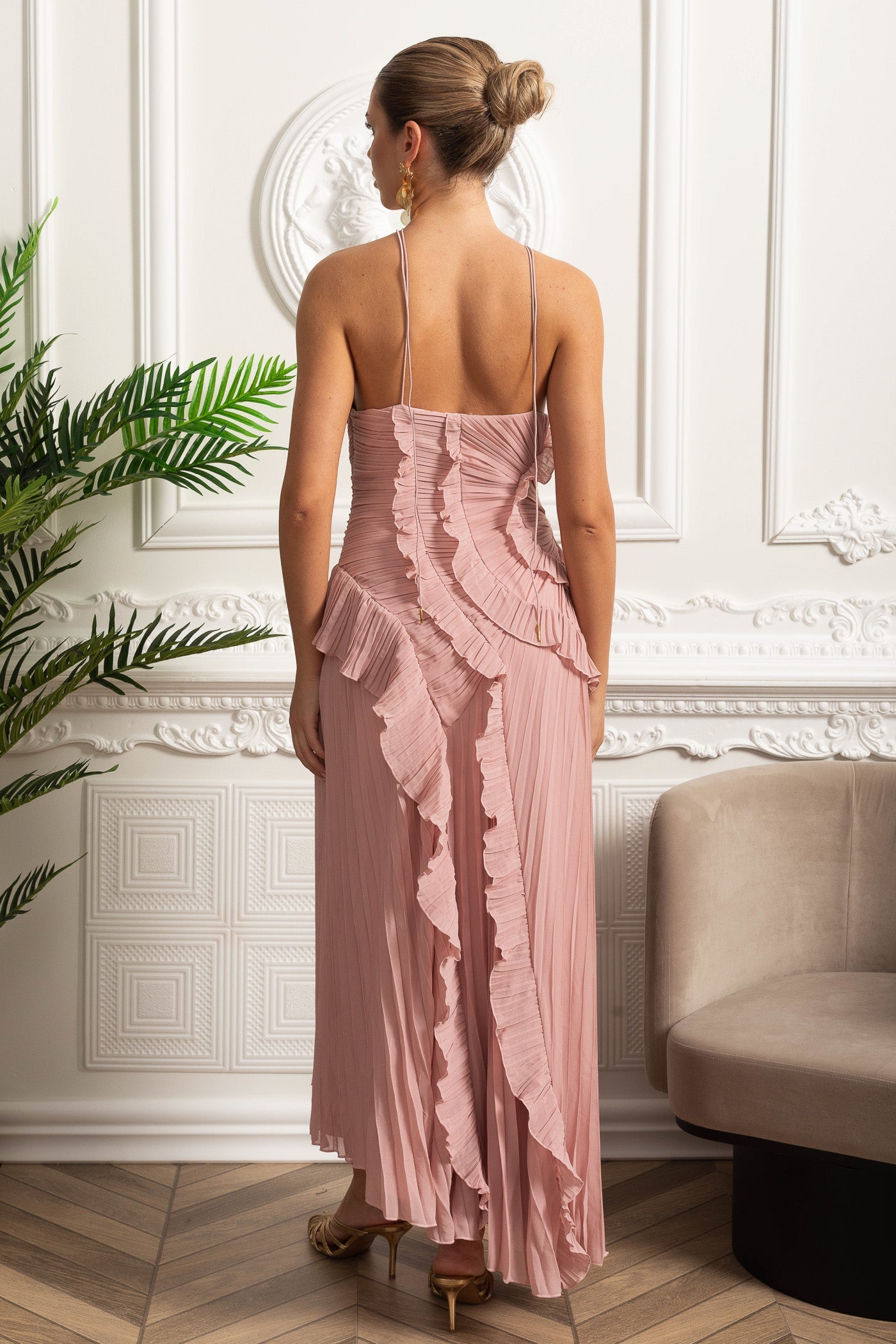 Plissiertes Midi-Kleid mit Neckholder und kaskadierenden Rüschendetails - Pink
