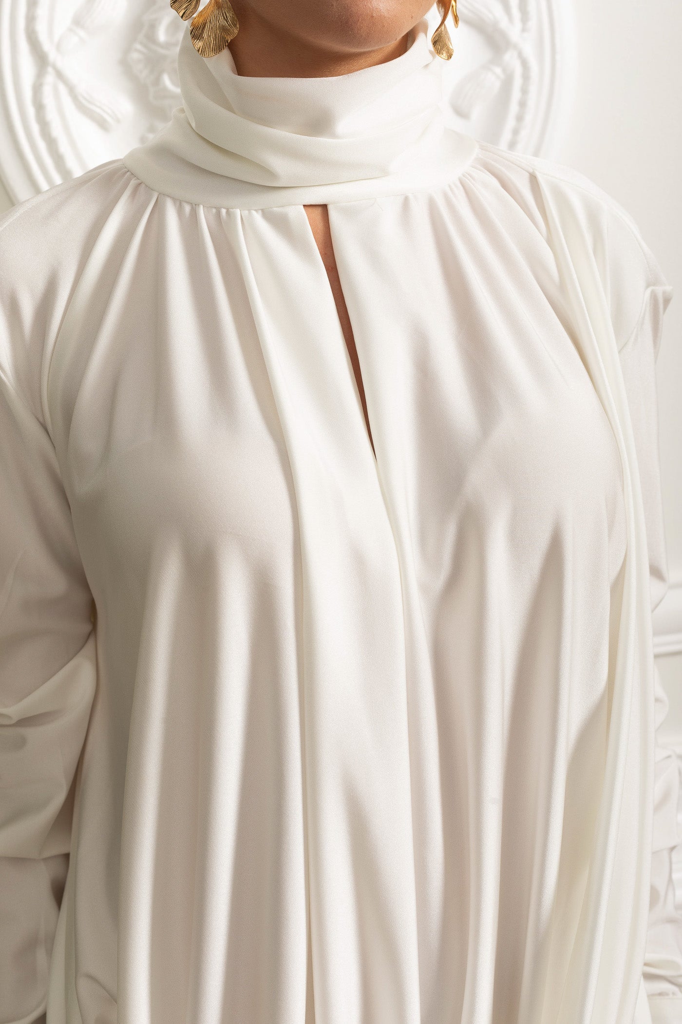 Elegantes Kleid mit hohem Kragen, Drapierungen und seitlicher Rosenverzierung - Ivoire