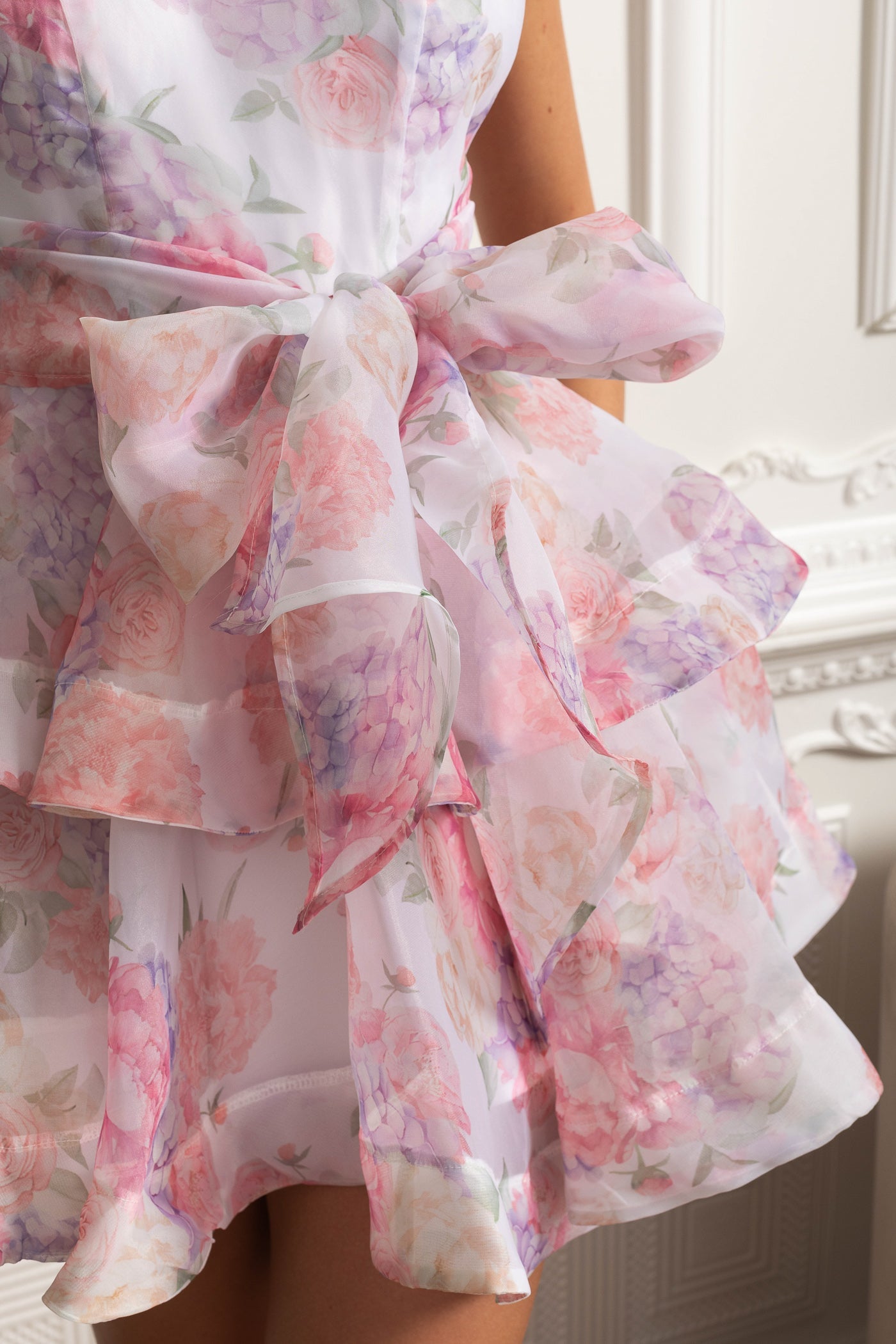 Florales Halterneck-Minikleid mit Rüschen - Pink