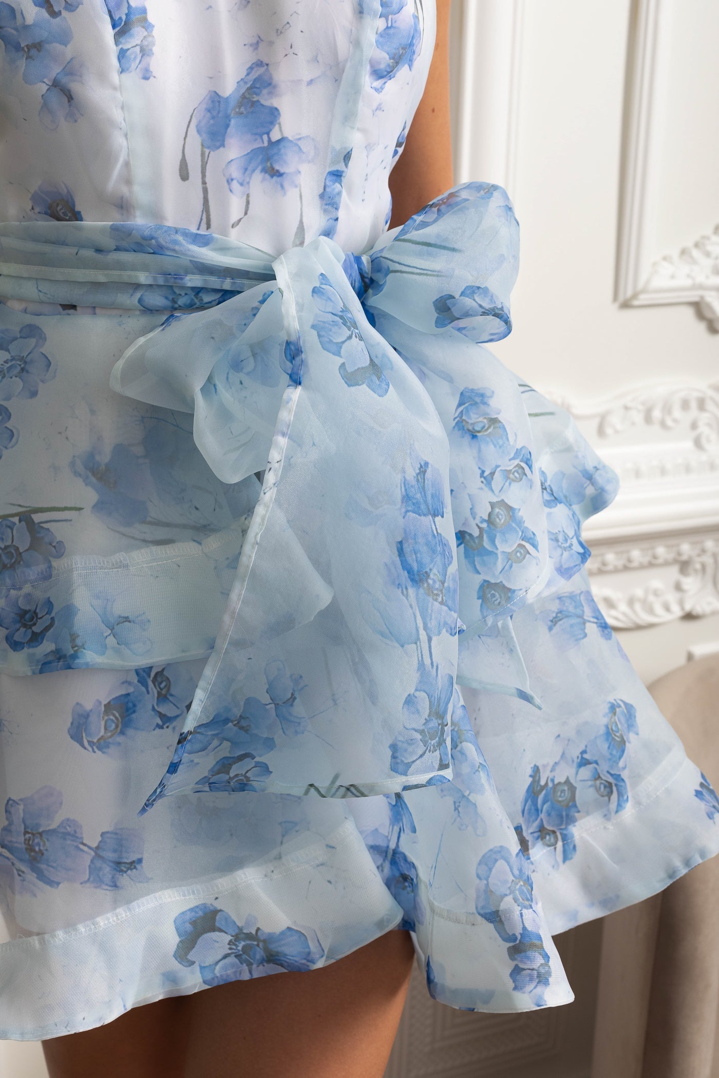 Florales Halterneck-Minikleid mit Rüschen - Blau