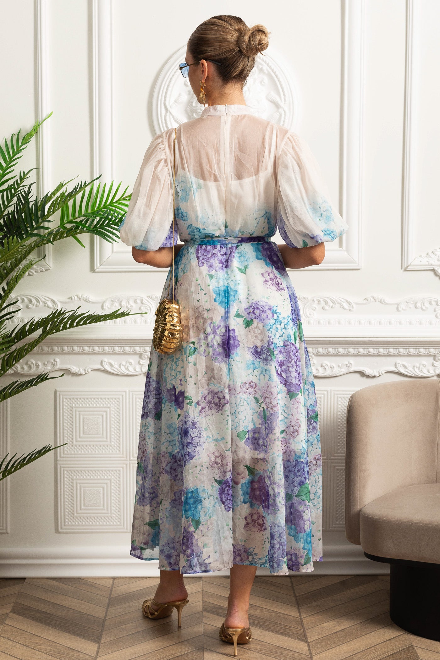 Transparentes Seiden-Midikleid mit botanischem Motiv und Bindegürtel - Weiß/Blau