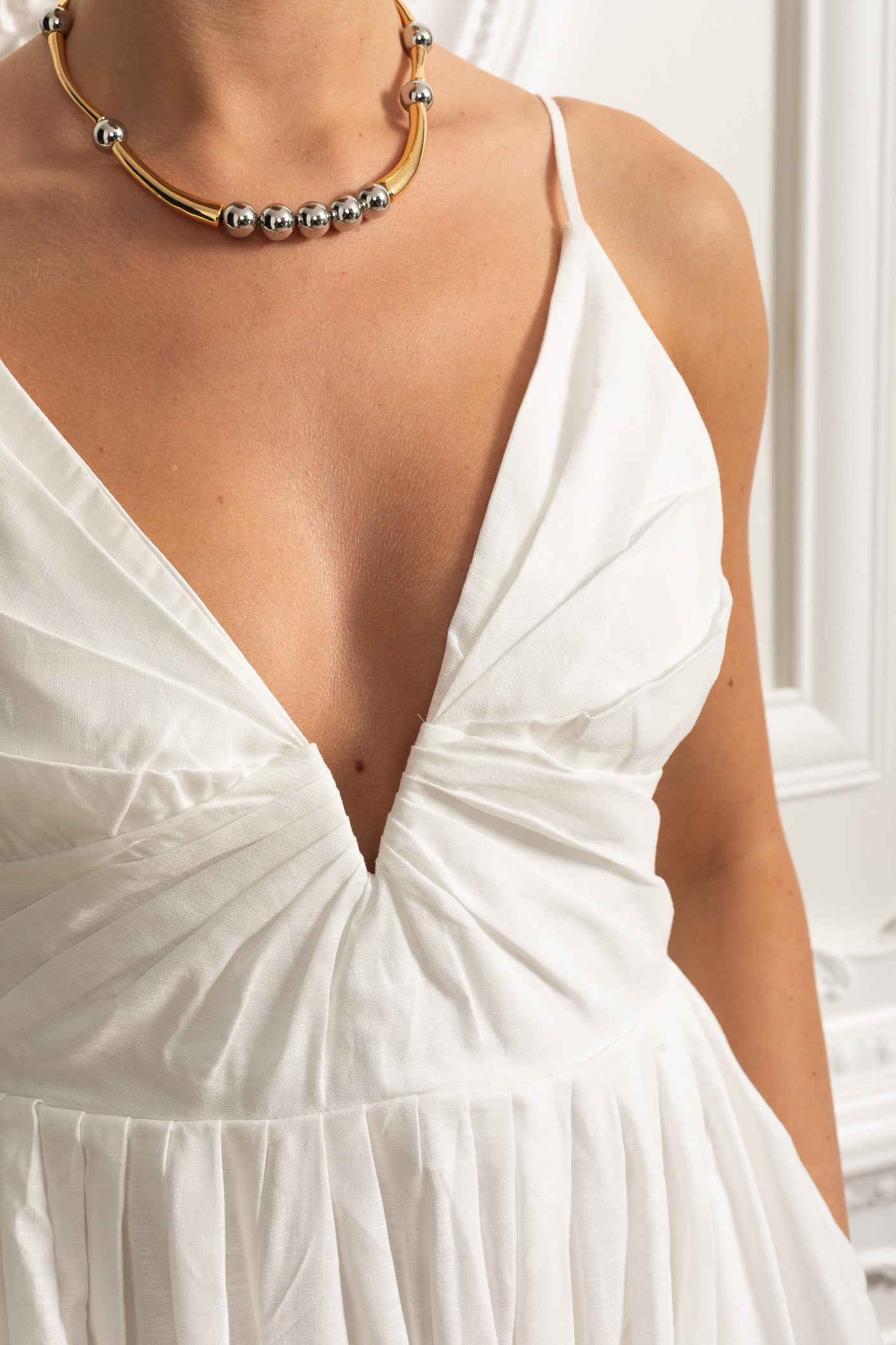 Midikleid mit gerafftem Oberteil, Trägern, gerafftem Rücken und gesammeltem Rock – Weiß