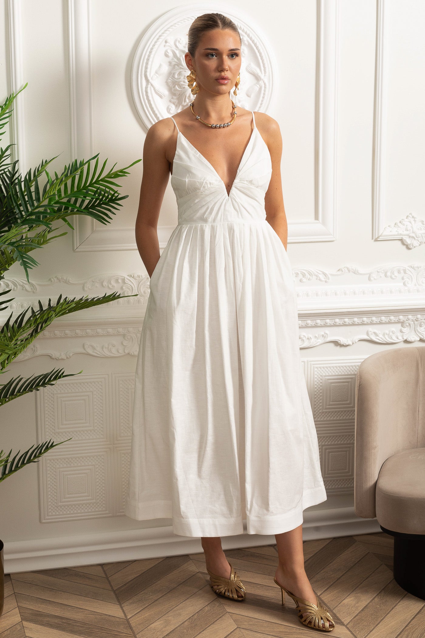 Midikleid mit gerafftem Oberteil, Trägern, gerafftem Rücken und gesammeltem Rock – Weiß