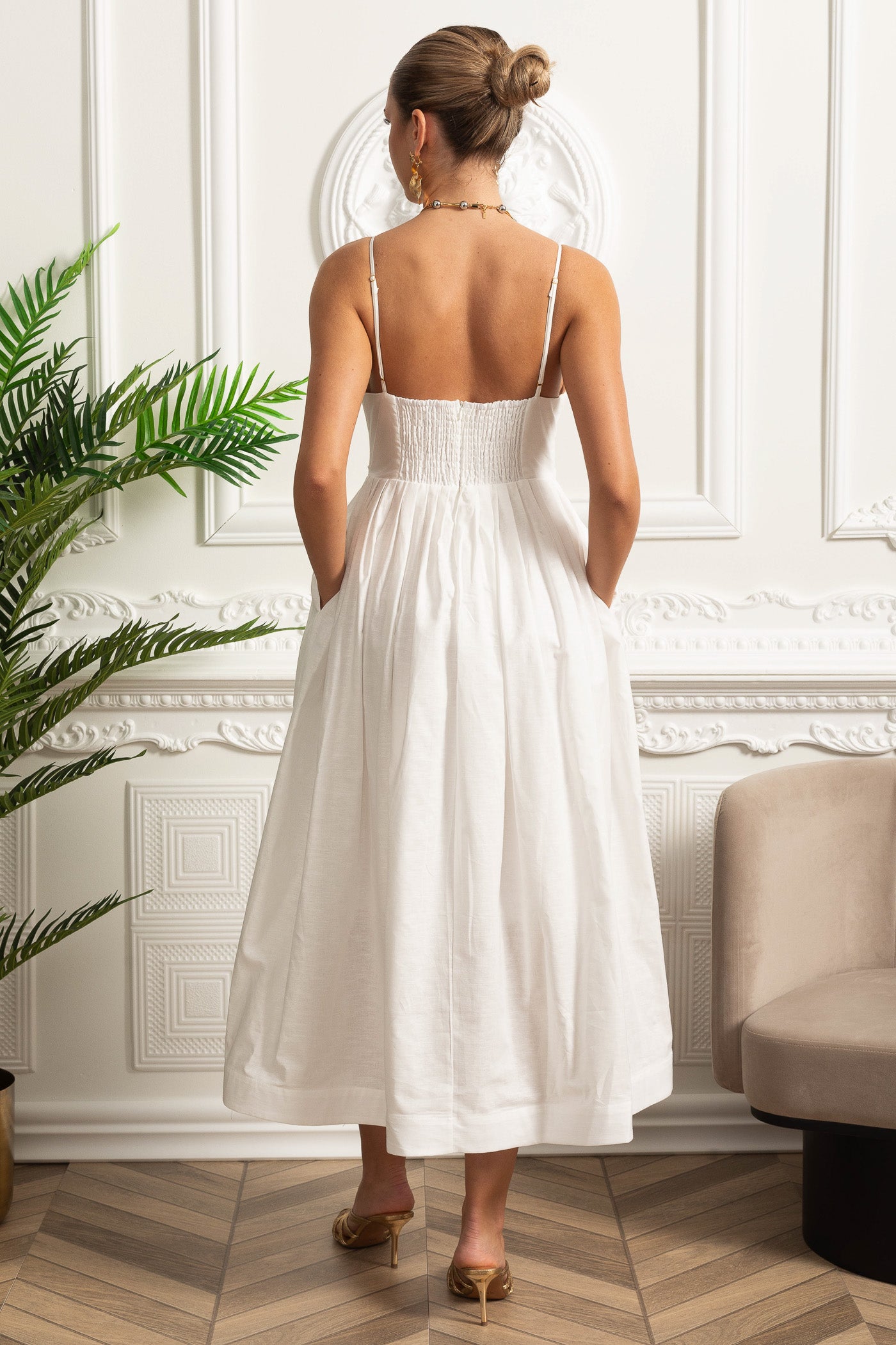 Midikleid mit gerafftem Oberteil, Trägern, gerafftem Rücken und gesammeltem Rock – Weiß