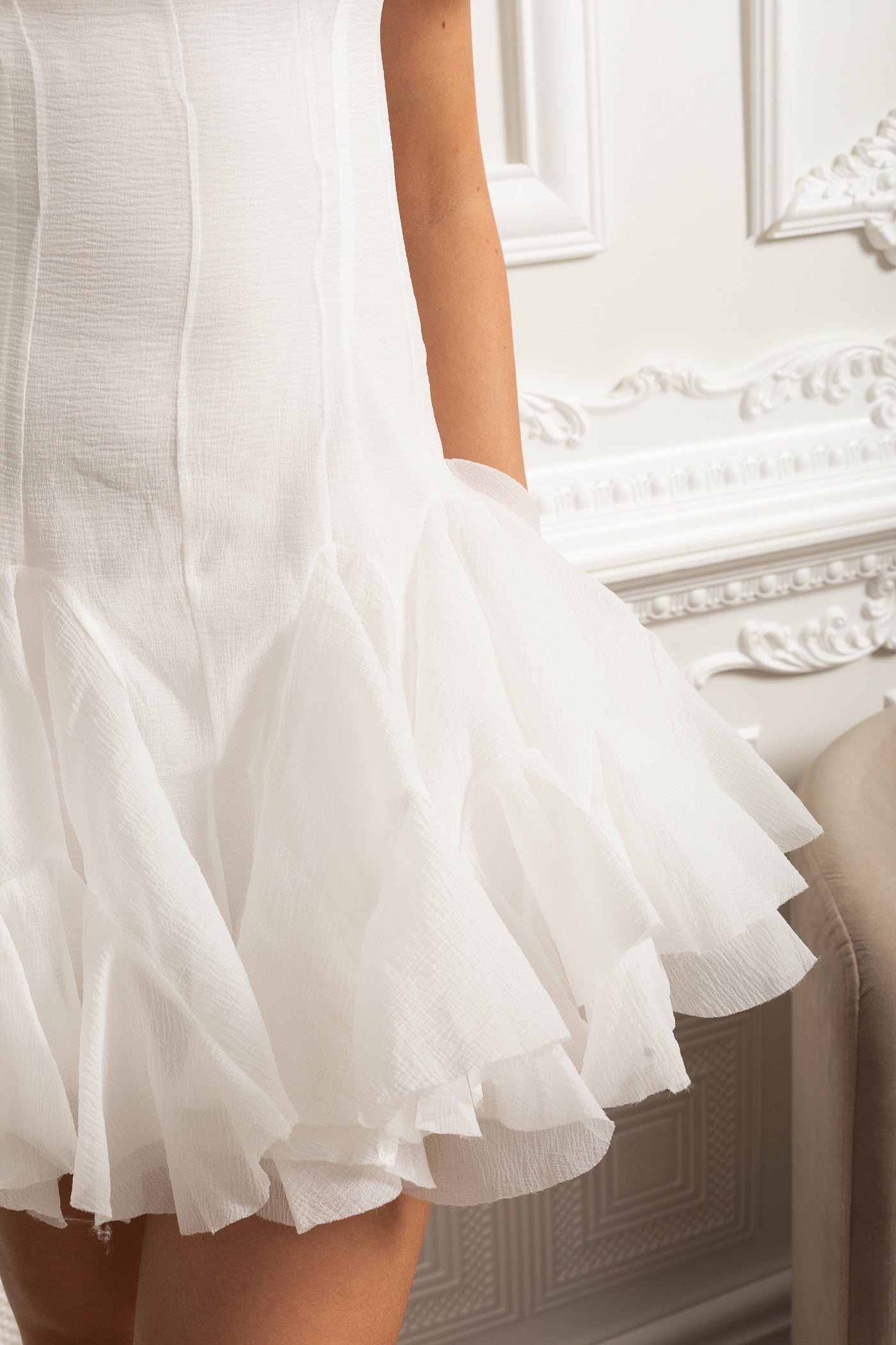 Schulterfreies Minikleid mit gerafftem Organza-Besatz – Weiß