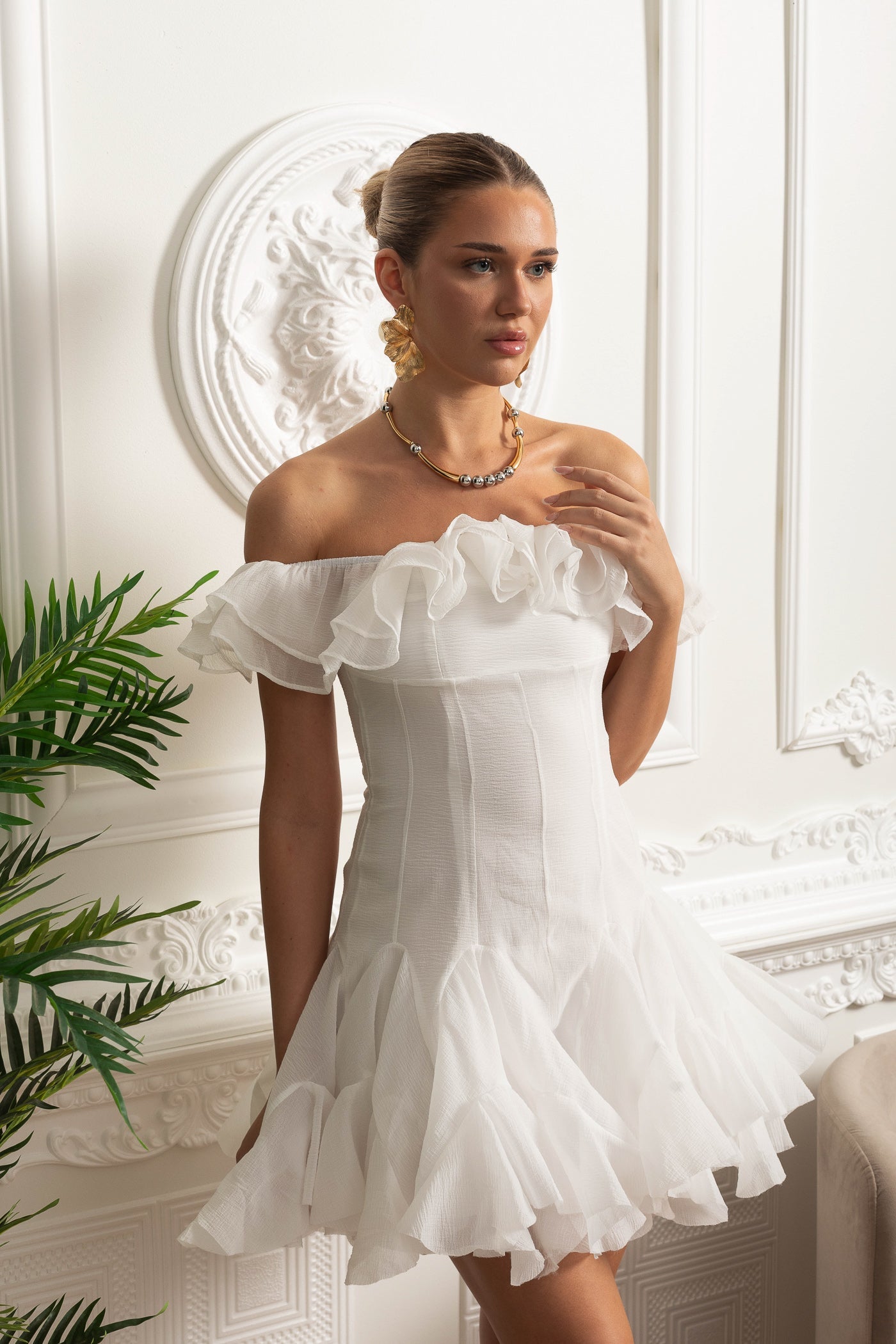 Schulterfreies Minikleid mit gerafftem Organza-Besatz – Weiß