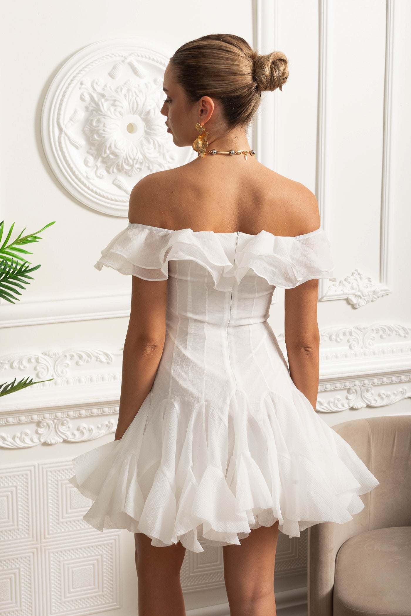 Schulterfreies Minikleid mit gerafftem Organza-Besatz – Weiß