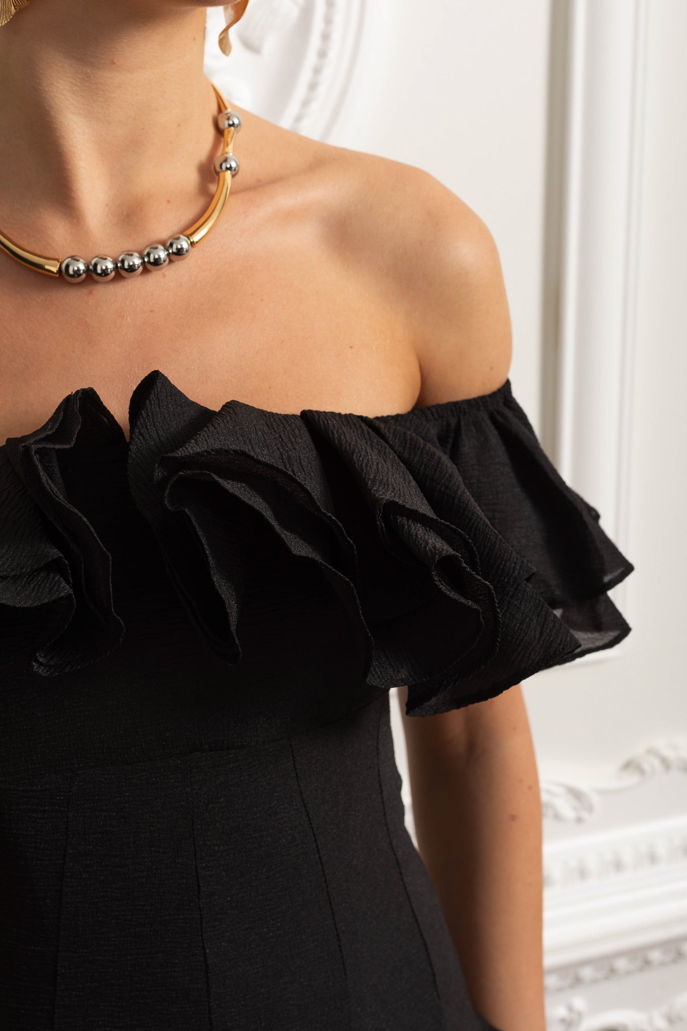 Schulterfreies Minikleid mit gerafftem Organza-Besatz – Schwarz