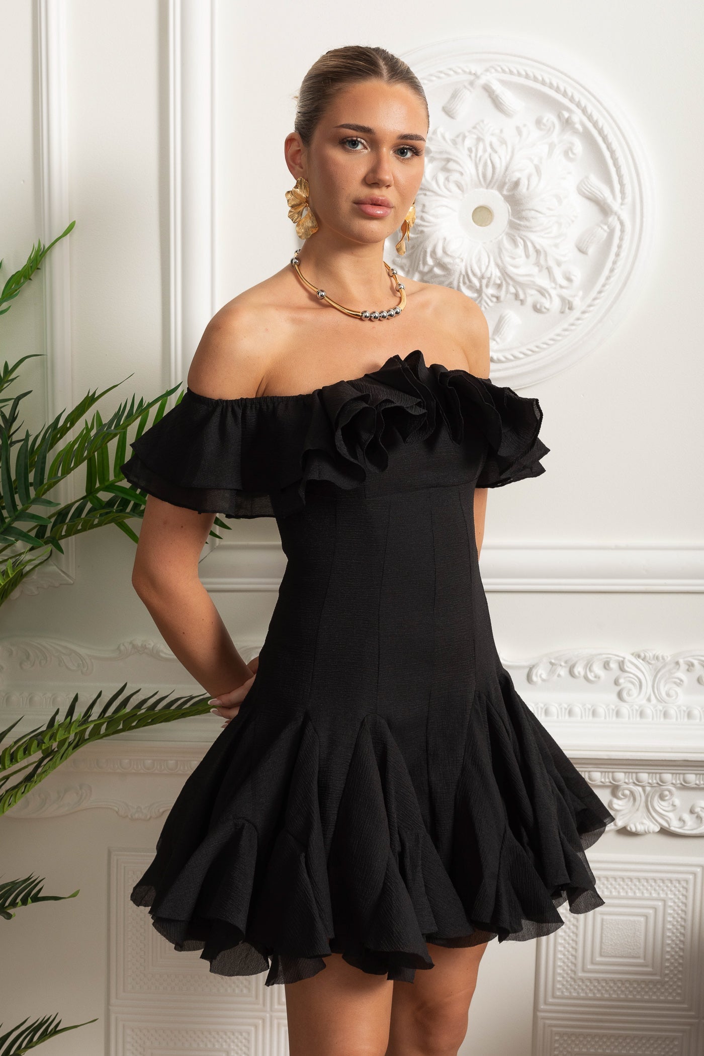 Schulterfreies Minikleid mit gerafftem Organza-Besatz – Schwarz