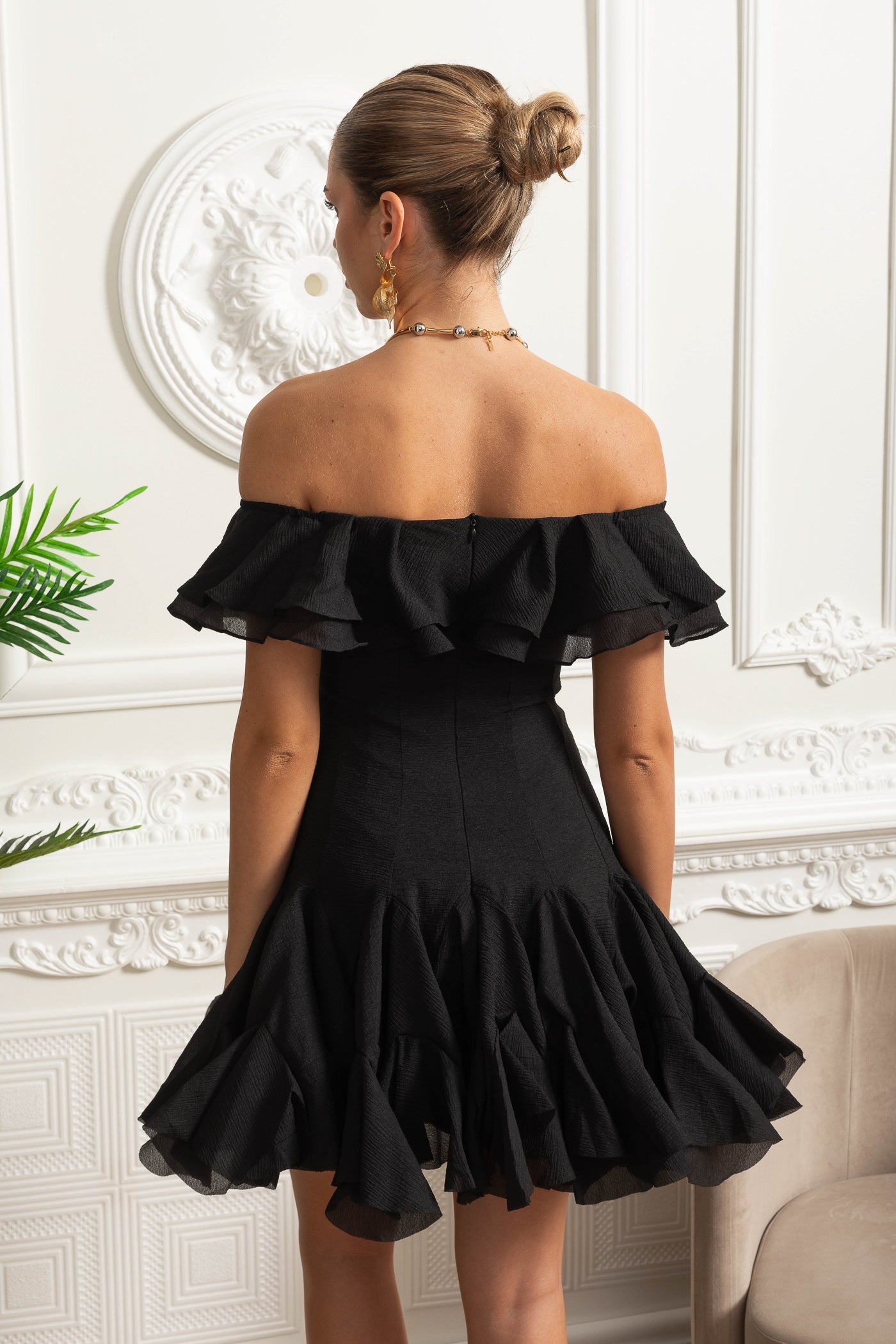 Schulterfreies Minikleid mit gerafftem Organza-Besatz – Schwarz