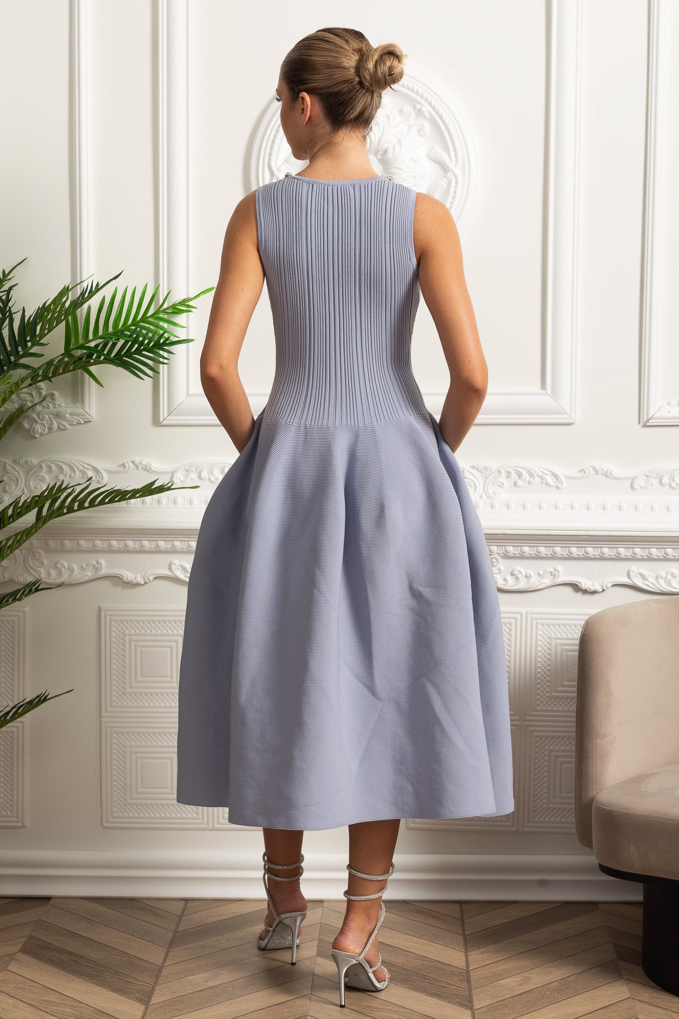 Perlendekoriertes, geripptes Midi-Kleid mit U-Boot-Ausschnitt - Baby Blue