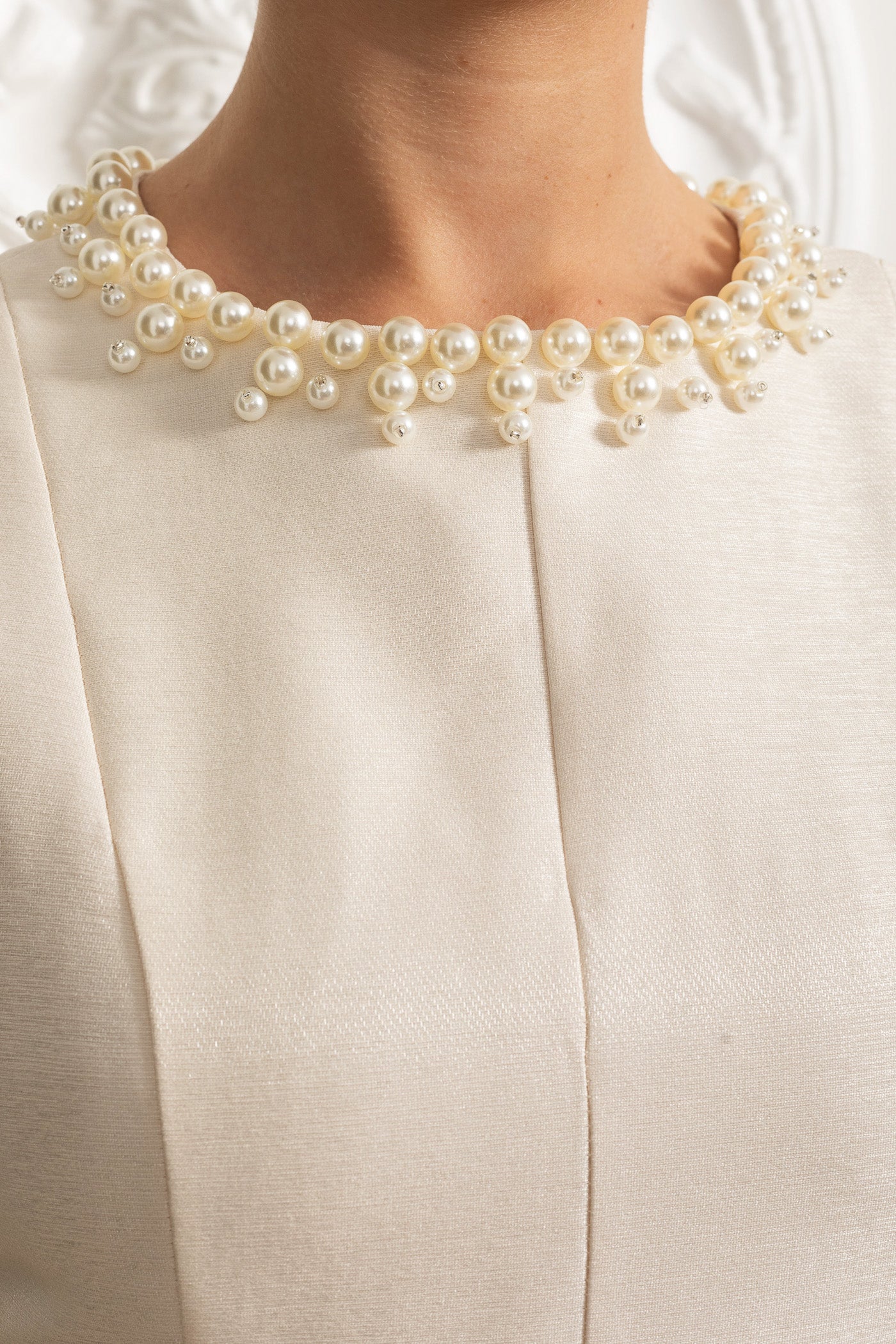 Ärmelloses Midikleid mit Tüllrock und perlenverziertem Kragen - Ivoire