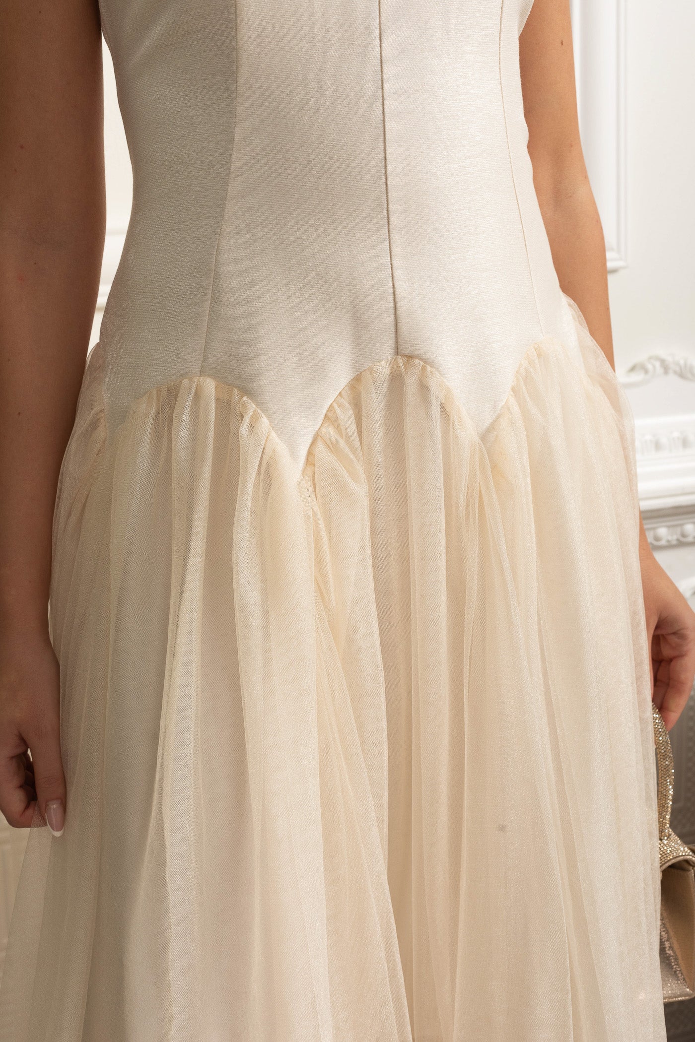 Ärmelloses Midikleid mit Tüllrock und perlenverziertem Kragen - Ivoire