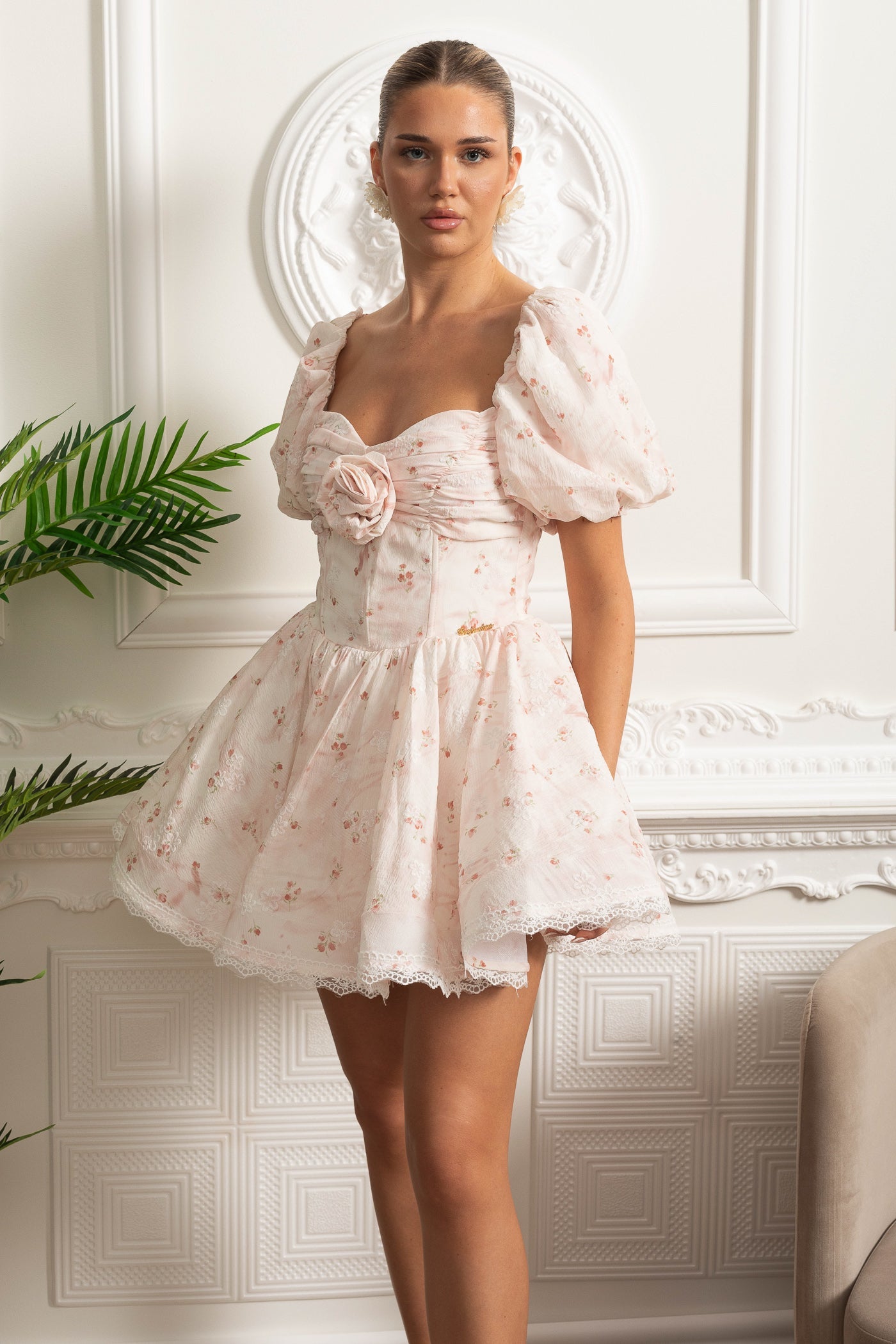 Florales Minikleid mit Puffärmeln und 3D-Rosen-Detail – Pastellrosa