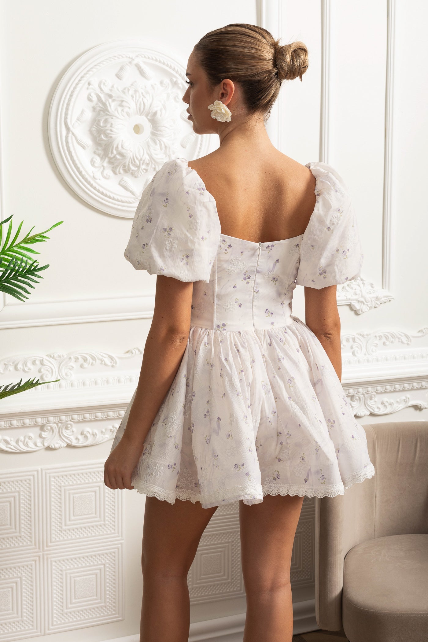 Florales Minikleid mit Puffärmeln und 3D-Rosen-Detail – Weiß/Lila