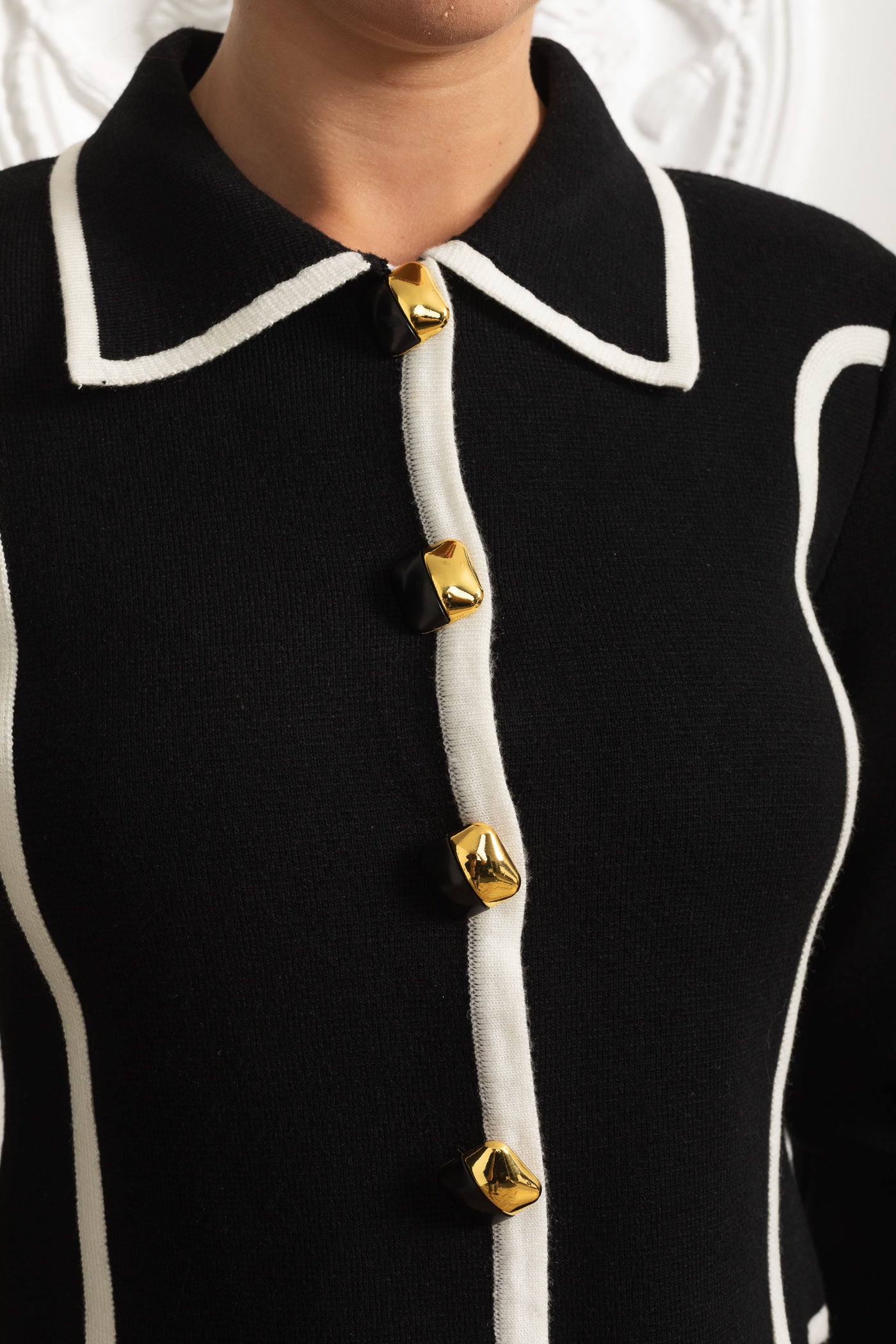 Maßgeschneidertes Ensemble mit kontrastierendem Besatz – Schwarz