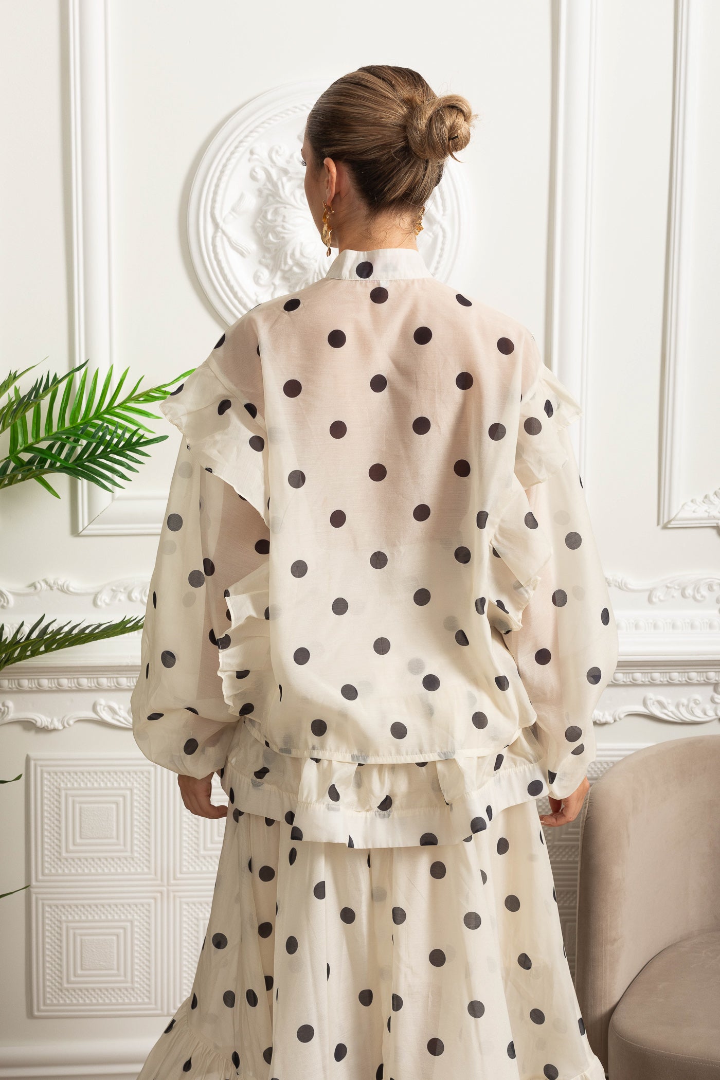 Polka-Dot-Co-Ord mit voluminösen Ärmeln und markantem Taillenschleifen-Detail - Ivoire