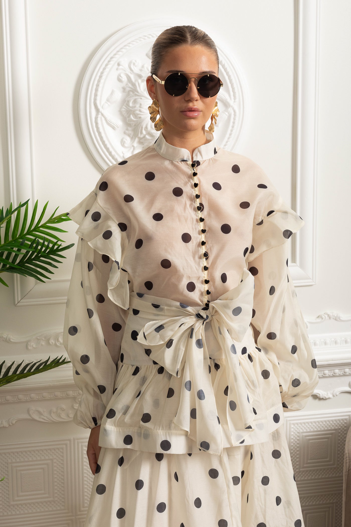 Polka-Dot-Co-Ord mit voluminösen Ärmeln und markantem Taillenschleifen-Detail - Ivoire