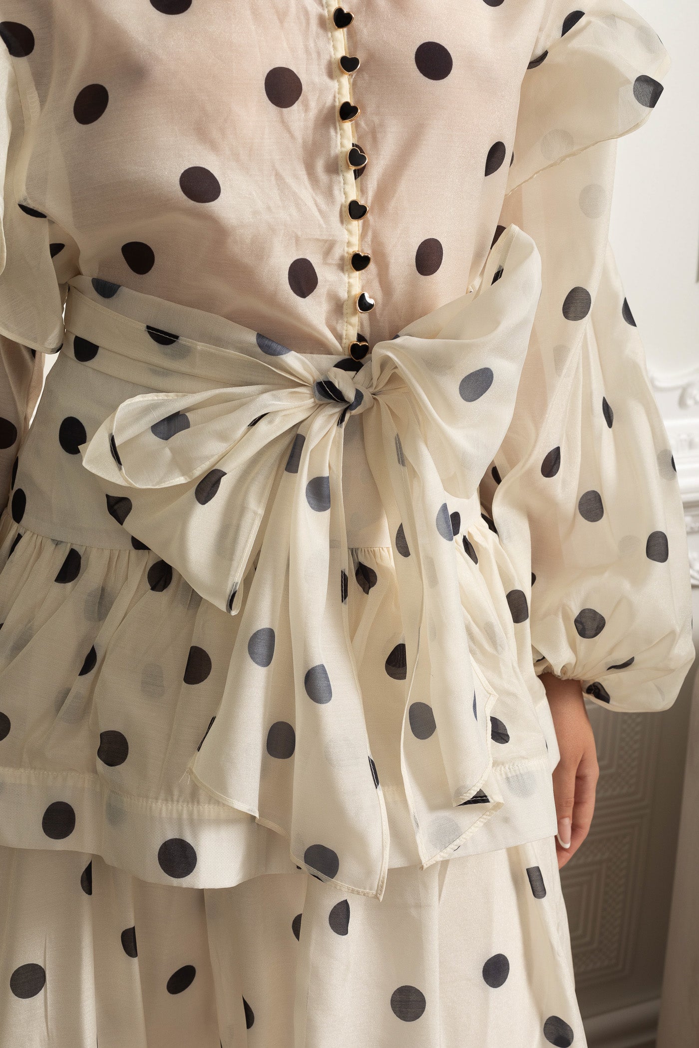 Polka-Dot-Co-Ord mit voluminösen Ärmeln und markantem Taillenschleifen-Detail - Ivoire