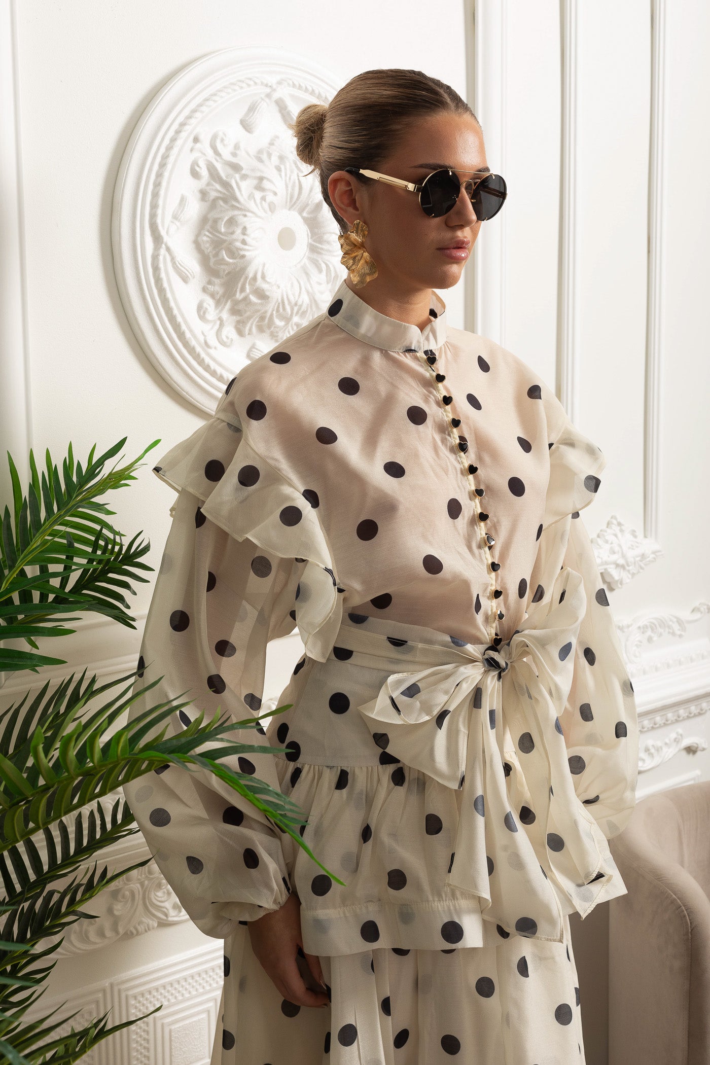 Polka-Dot-Co-Ord mit voluminösen Ärmeln und markantem Taillenschleifen-Detail - Ivoire