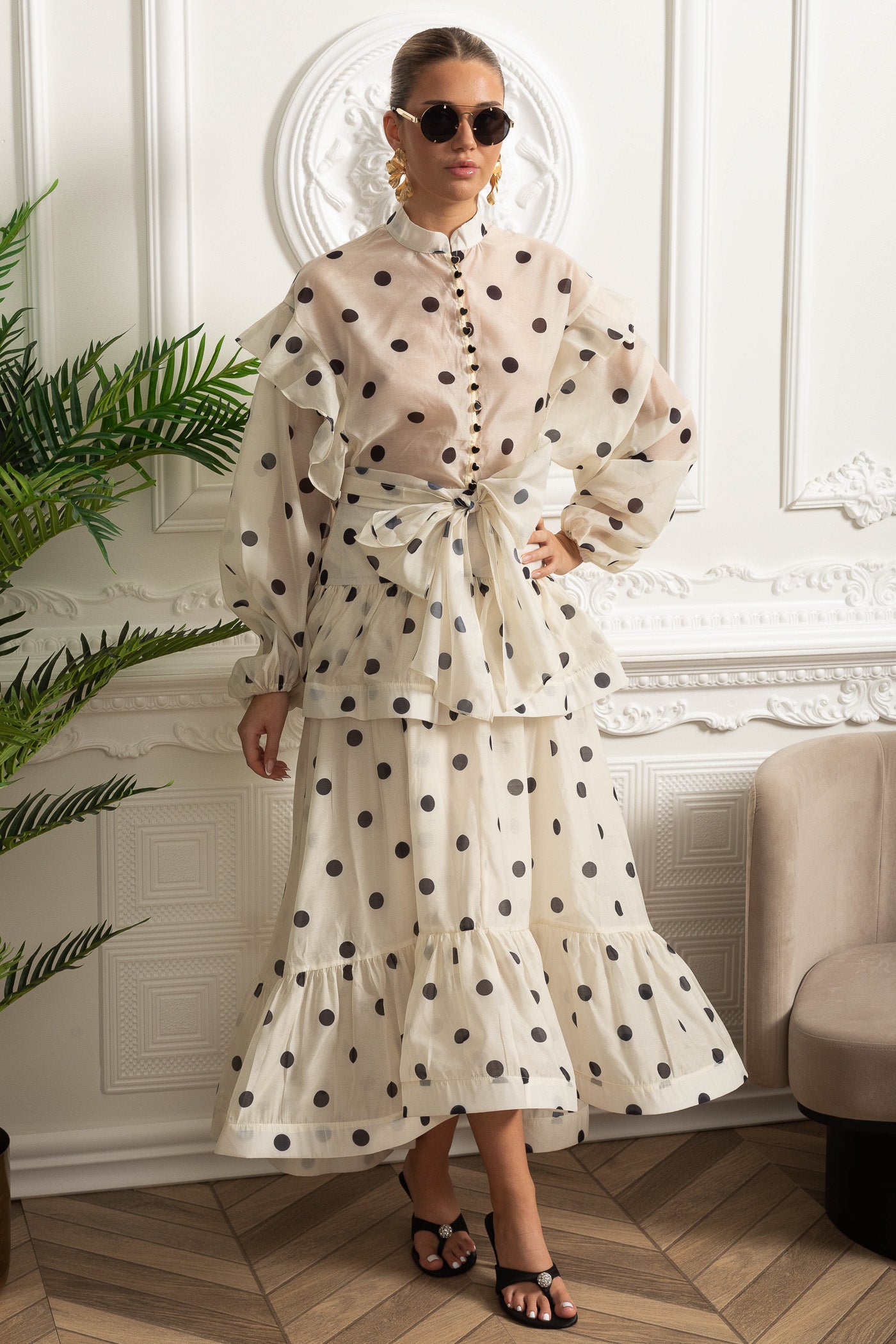 Polka-Dot-Co-Ord mit voluminösen Ärmeln und markantem Taillenschleifen-Detail - Ivoire