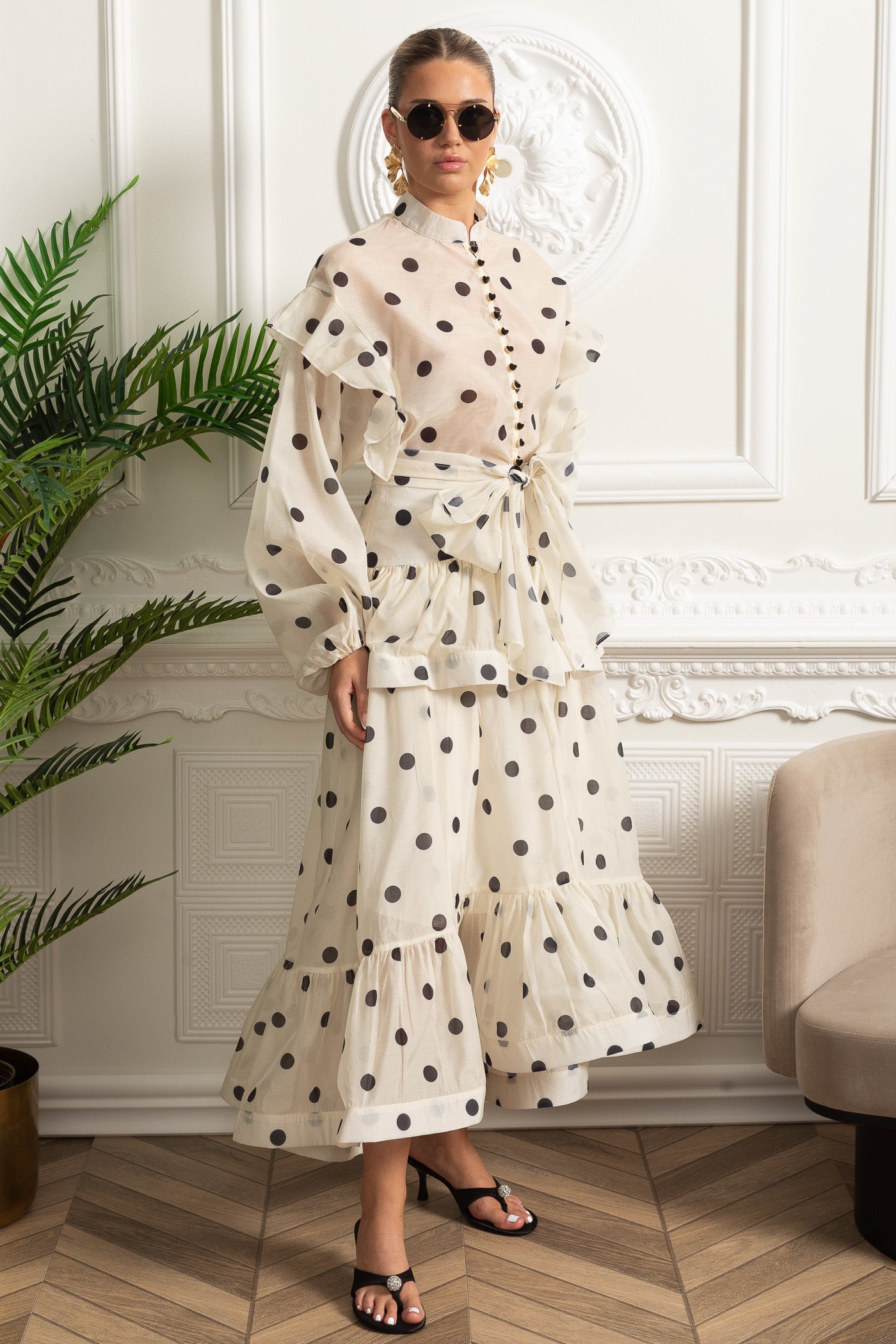 Polka-Dot-Co-Ord mit voluminösen Ärmeln und markantem Taillenschleifen-Detail - Ivoire