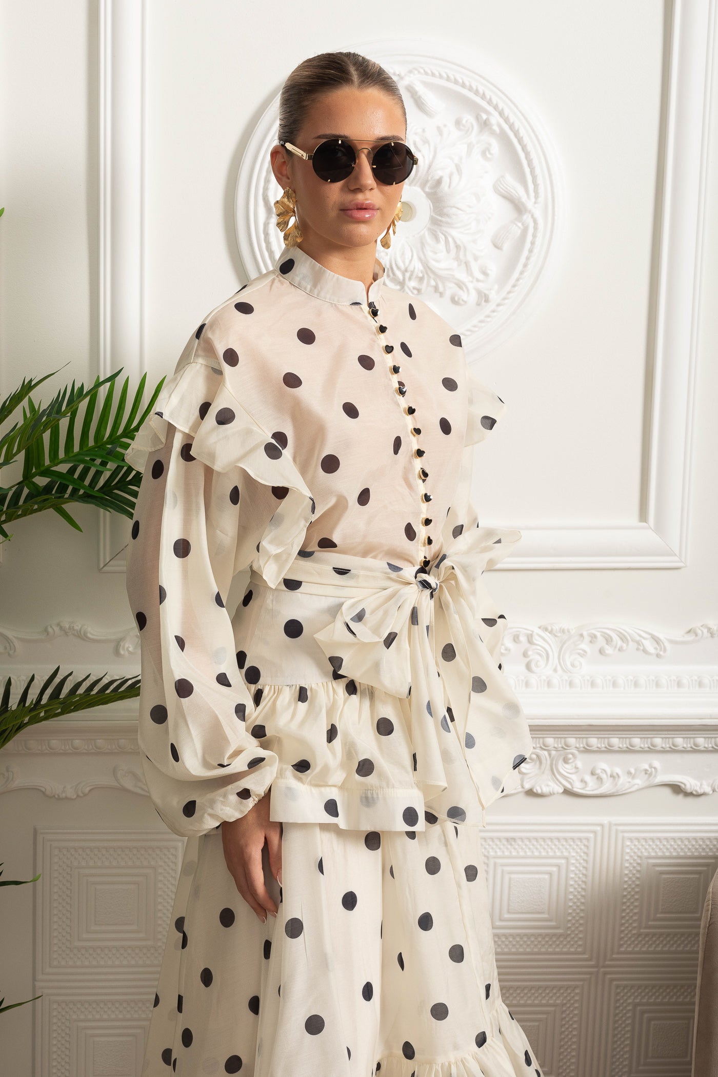 Polka-Dot-Co-Ord mit voluminösen Ärmeln und markantem Taillenschleifen-Detail - Ivoire