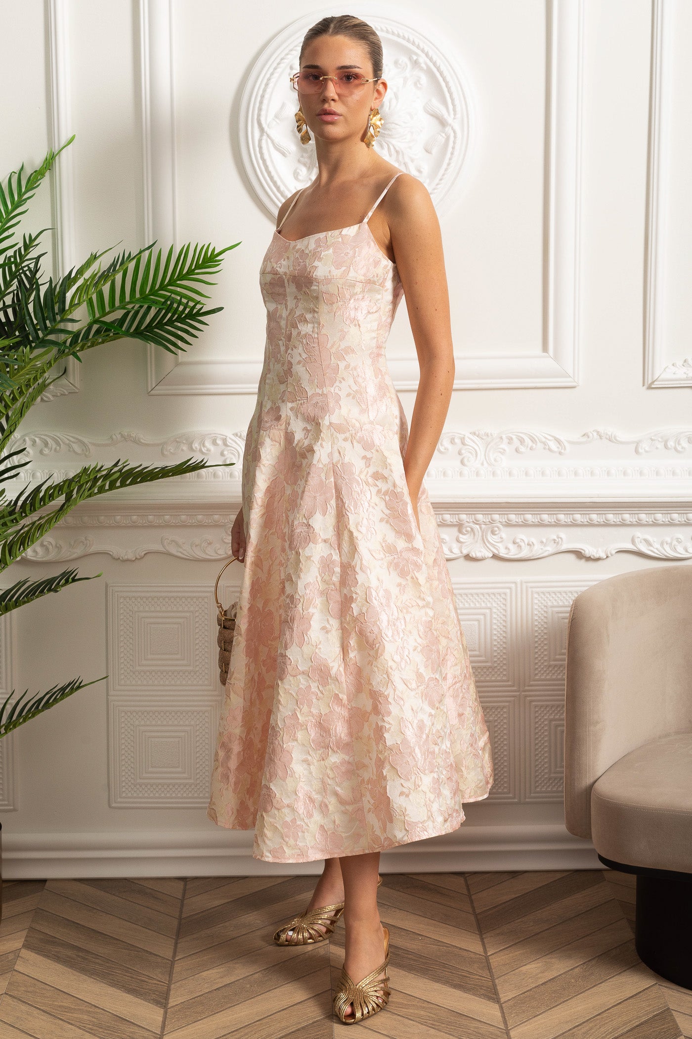 Jacquard-Midikleid mit floralem Motiv und Spaghettiträgern - Blush Pink