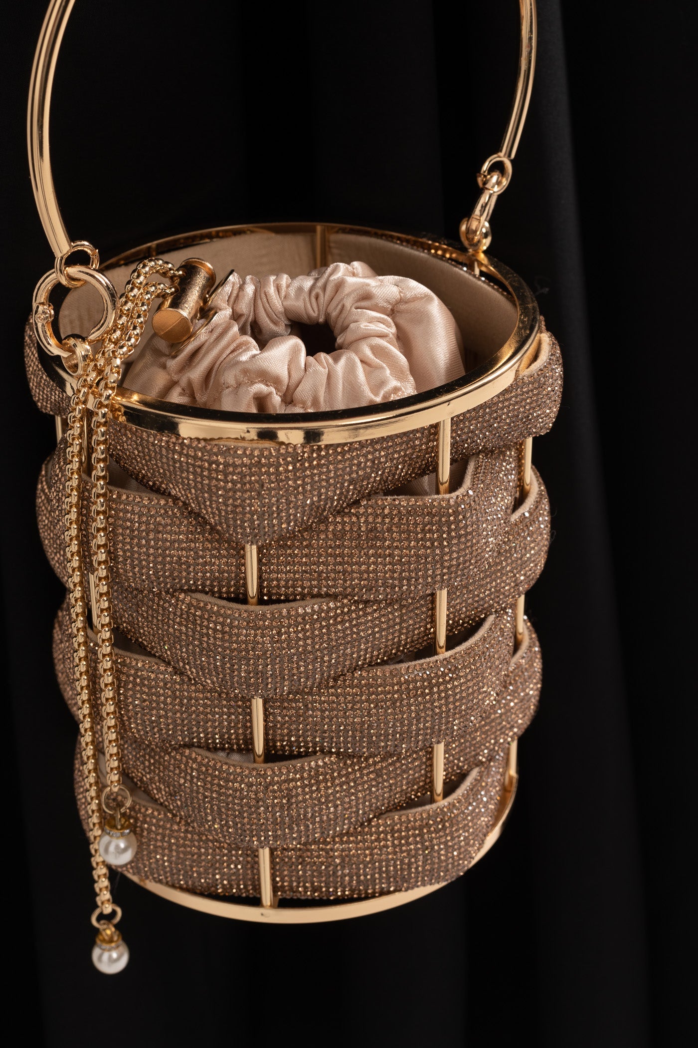 Elegante Bucket Bag mit Satin-Innenverschluss – Gold
