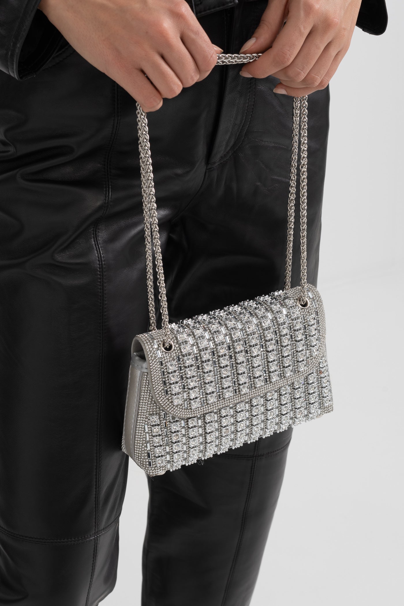 Glänzende gewebte Handtasche mit schimmernden Strassverzierungen - Silber