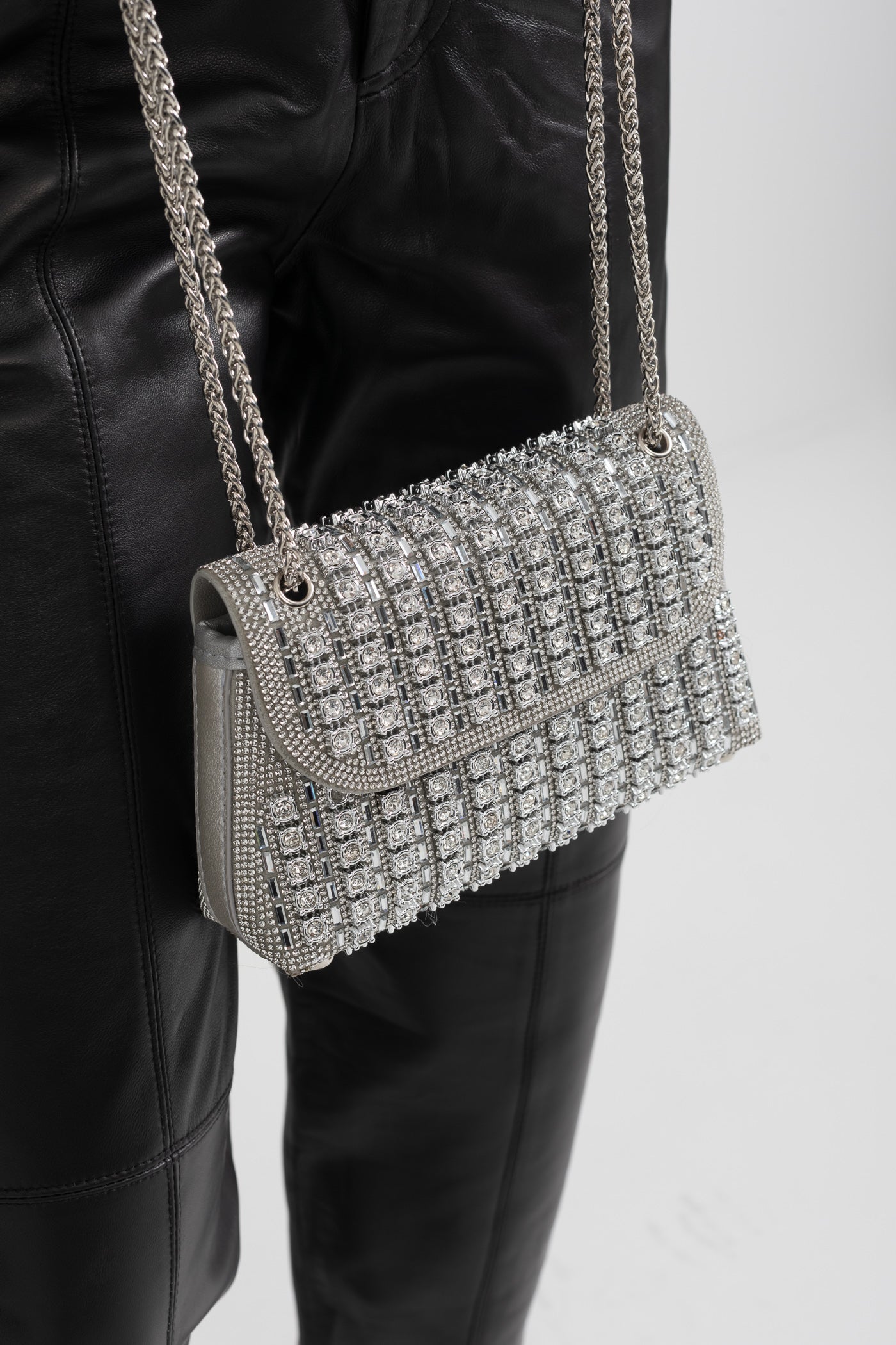 Glänzende gewebte Handtasche mit schimmernden Strassverzierungen - Silber