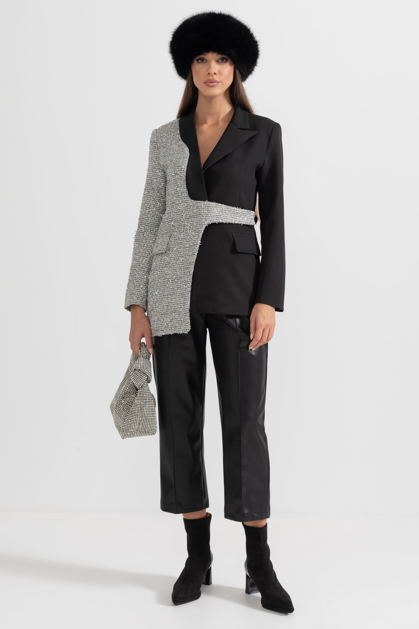 Zeitgenössischer Zweifarbiger Blazer mit asymmetrischem Saum – Schwarz und Silber