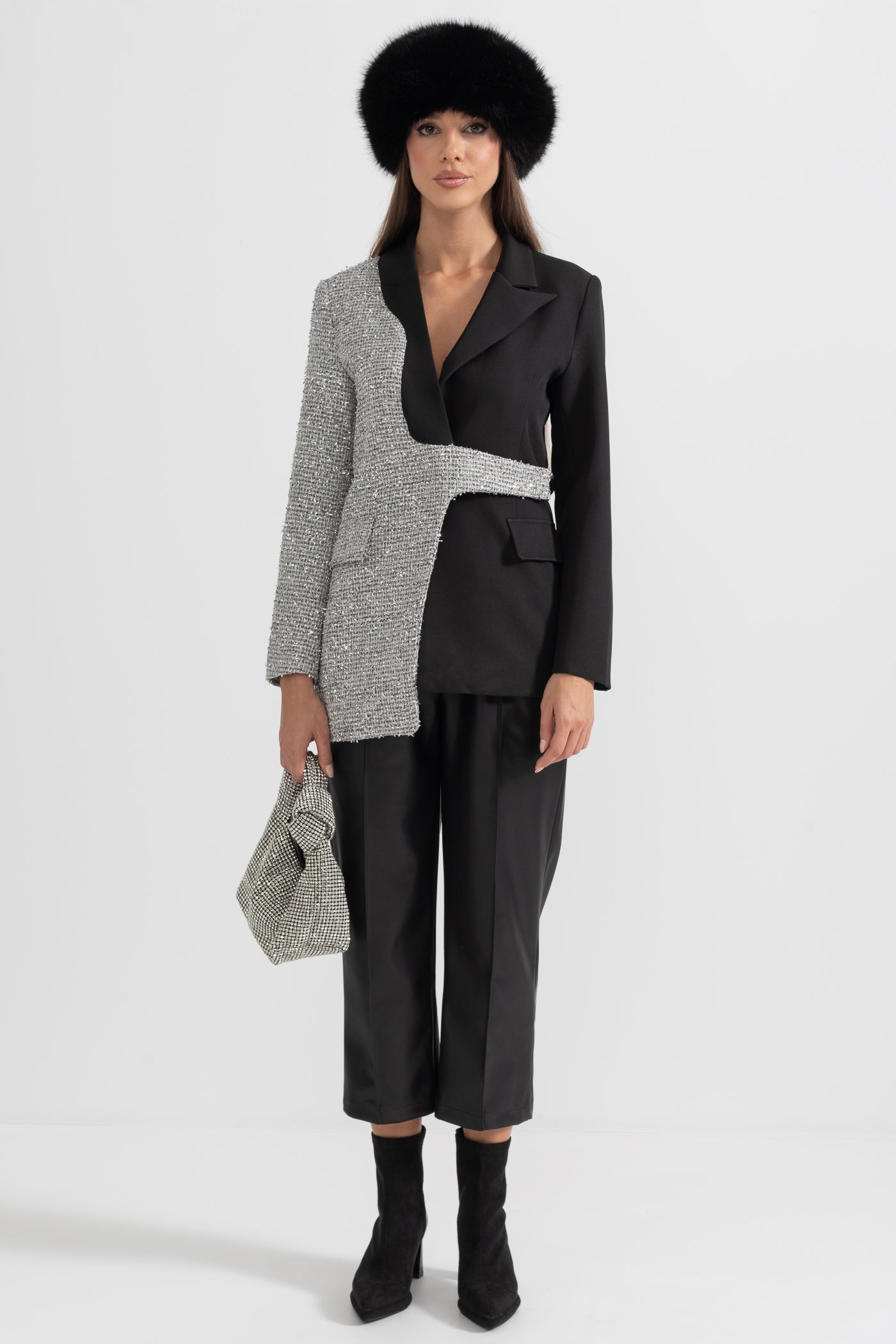 Zeitgenössischer Zweifarbiger Blazer mit asymmetrischem Saum – Schwarz und Silber