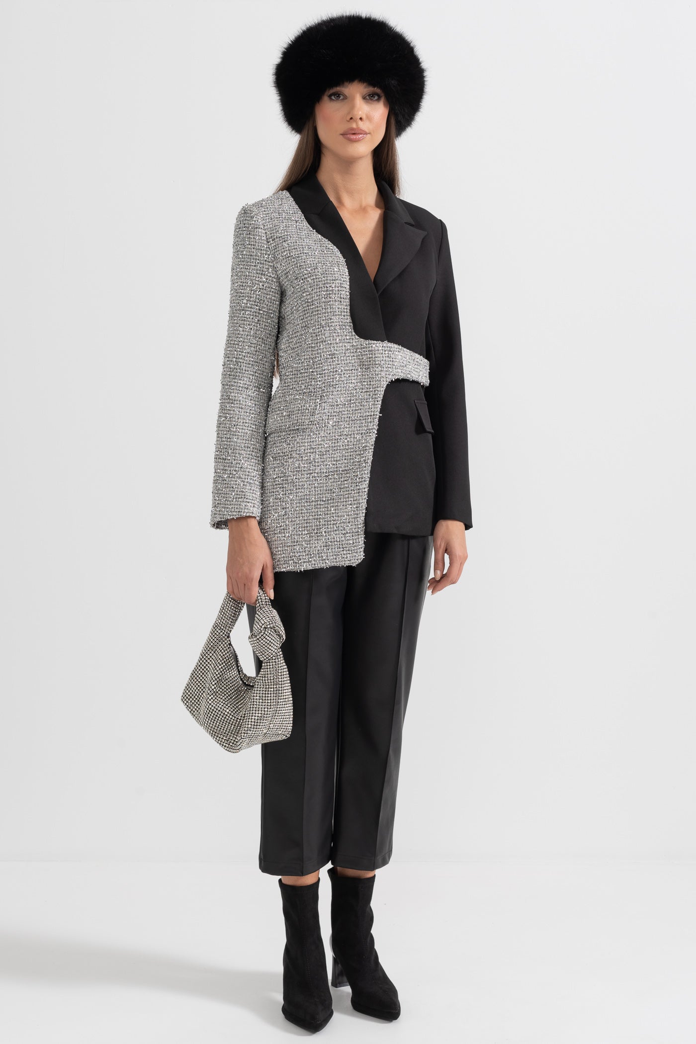 Zeitgenössischer Zweifarbiger Blazer mit asymmetrischem Saum – Schwarz und Silber