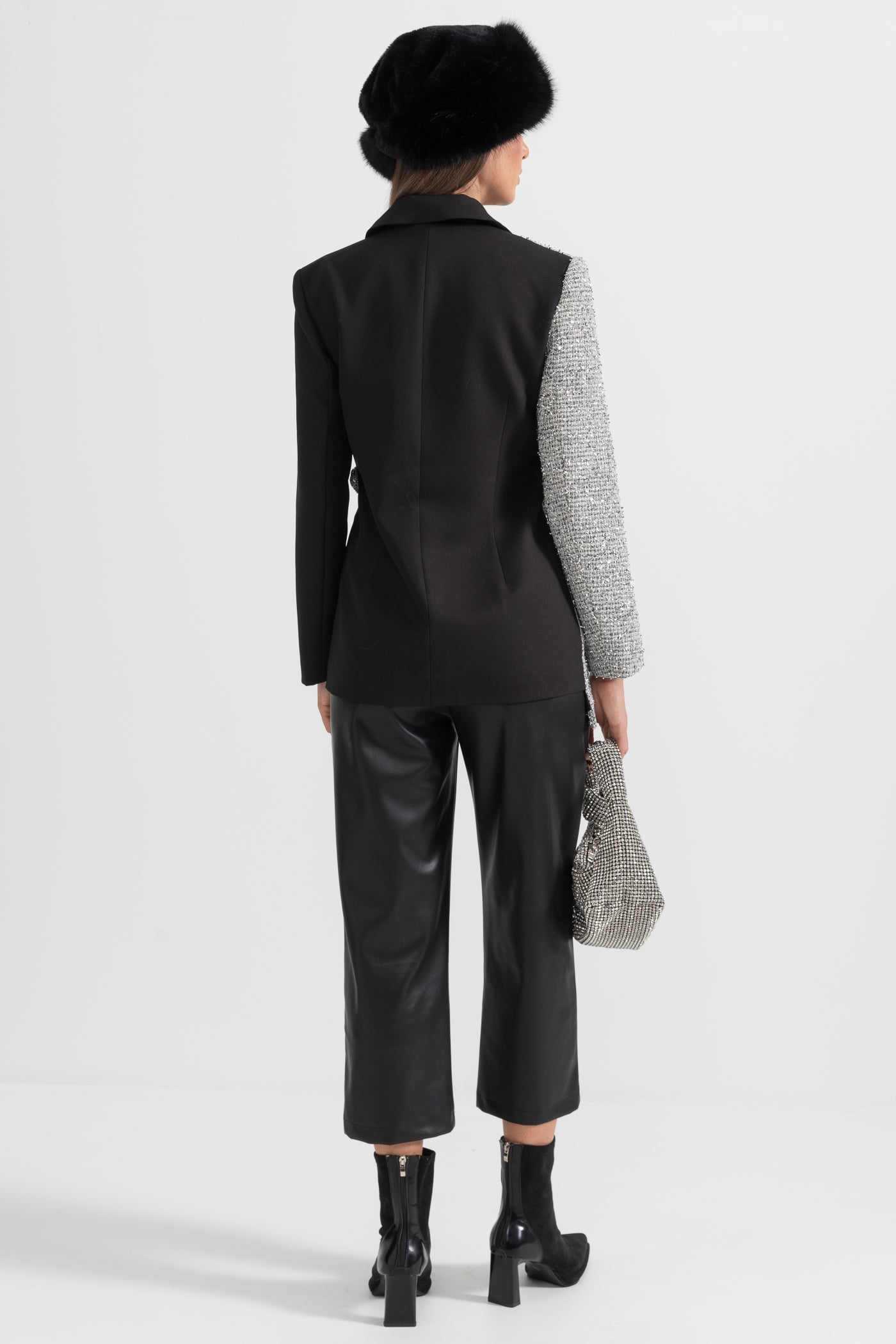 Zeitgenössischer Zweifarbiger Blazer mit asymmetrischem Saum – Schwarz und Silber