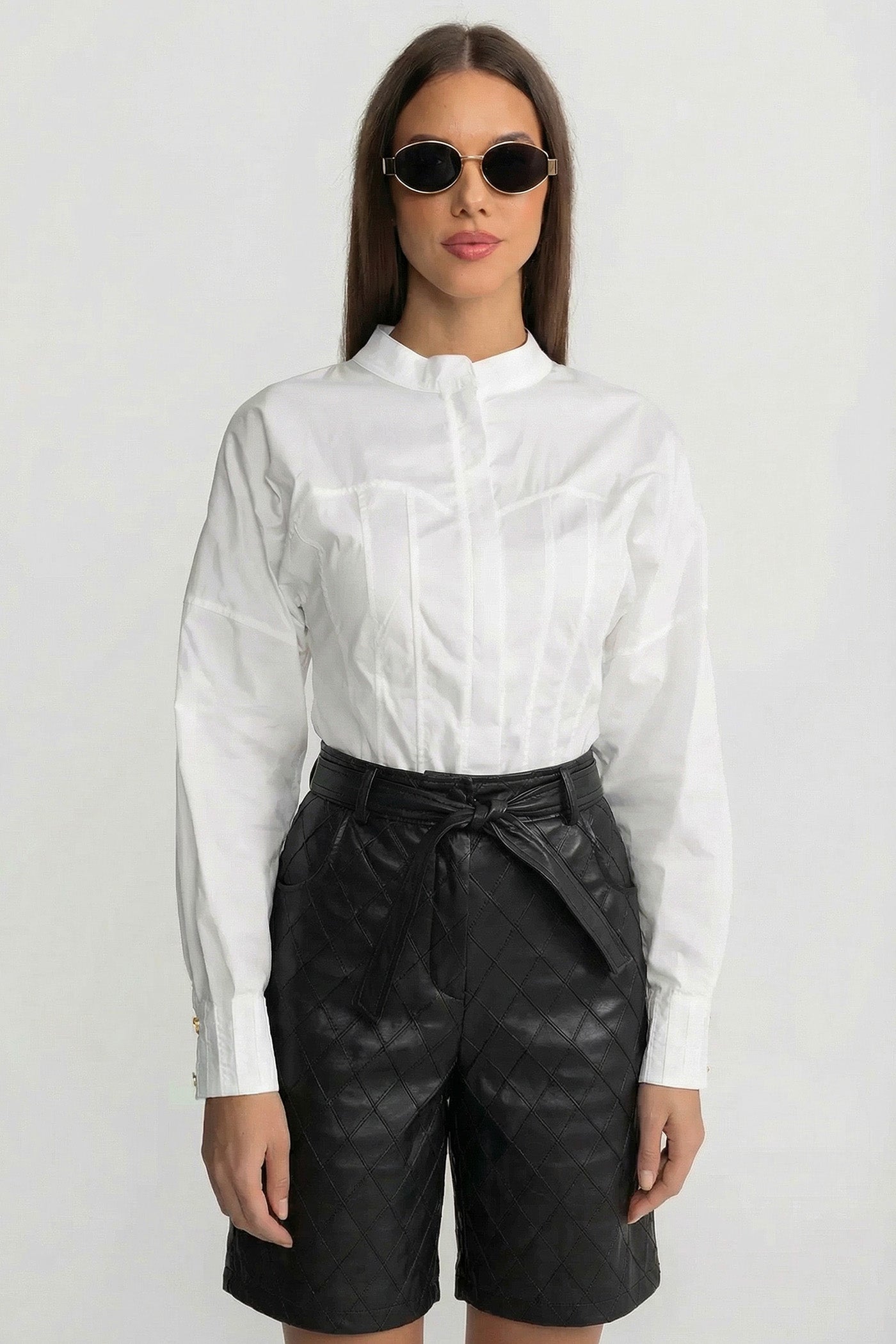 Gesteppte High-Waist-Shorts mit Selbstbindegürtel – Schwarz