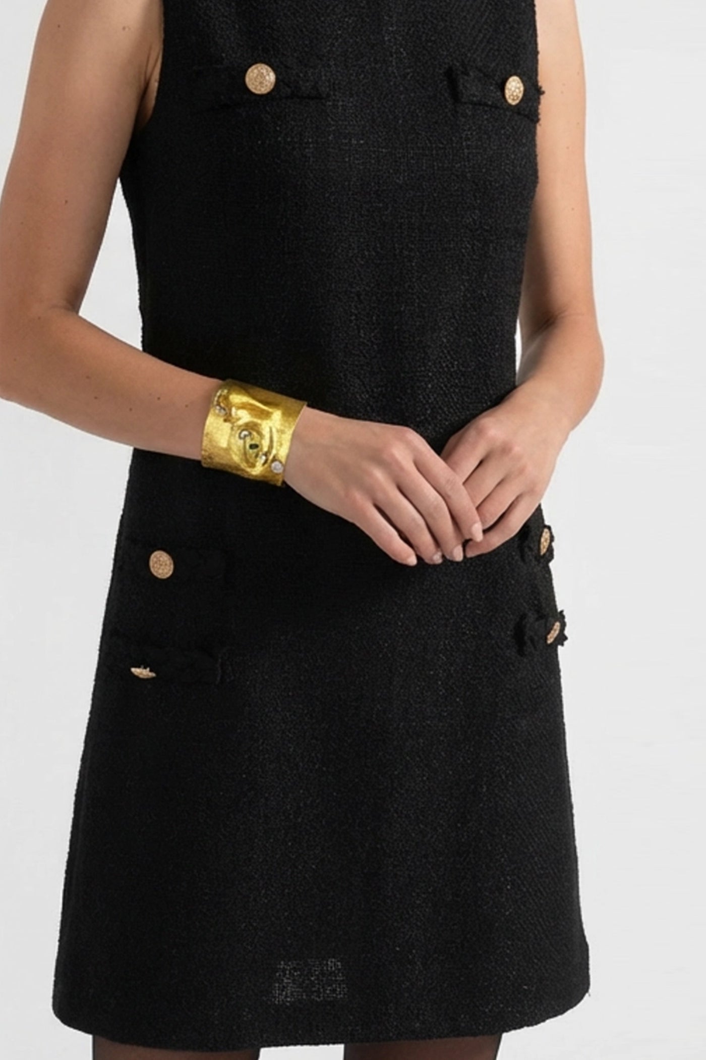 Armreif mit Hammerschlag-Optik und Kristallakzenten – Gold