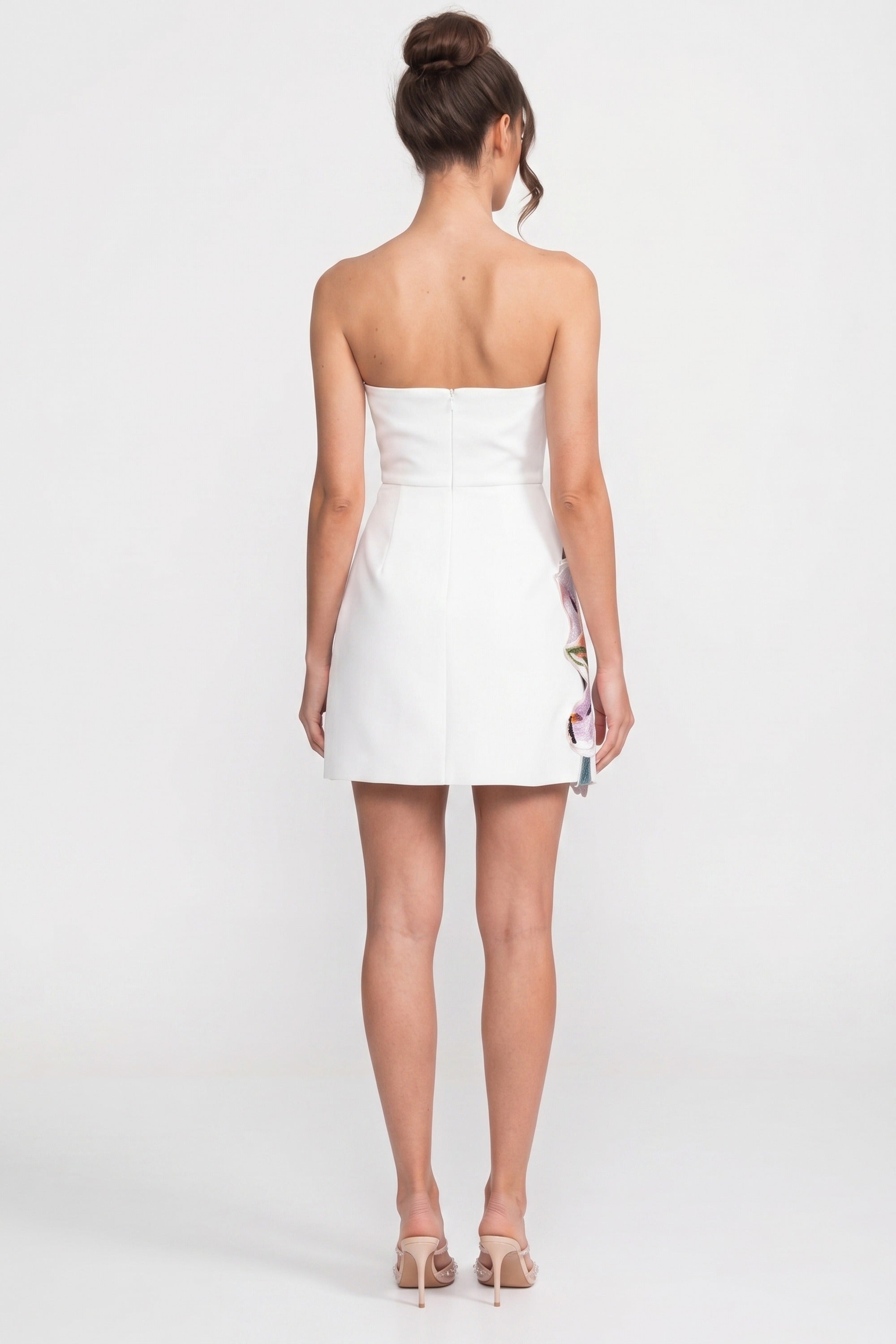 Straplesses Mini-Kleid mit Blumenprint und strukturiertem Oberteil – Weiß