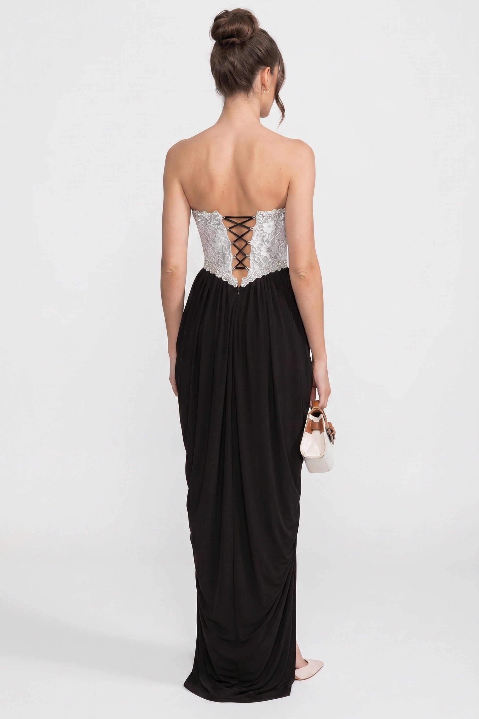 Schulterfreies Abendkleid mit 3D-Blumen-Korsett-Oberteil und drapierter schwarzer Rockpartie - Weiß+Schwarz