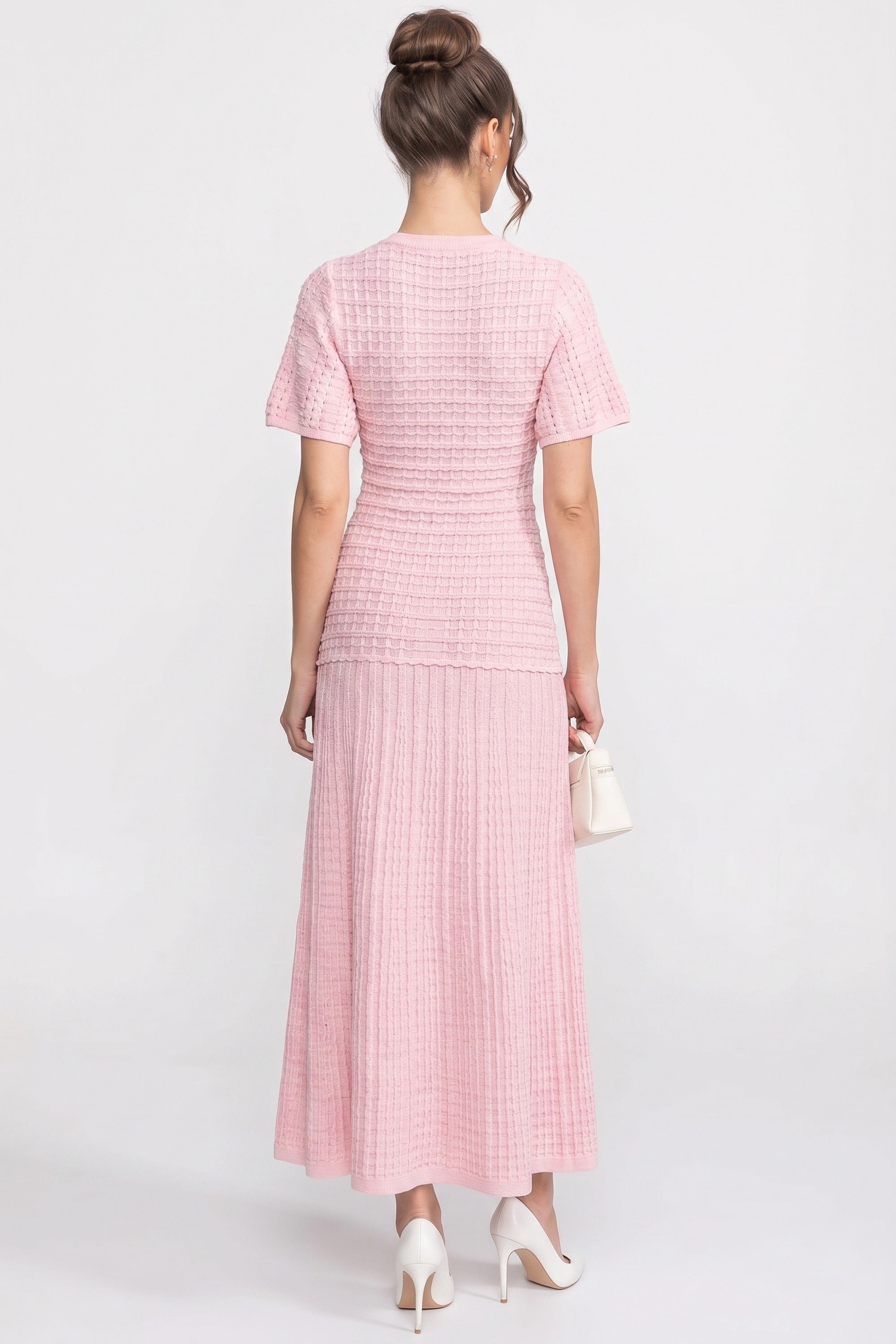Midi-Kleid mit kurzen Ärmeln und schimmernder Strickstruktur - Pink
