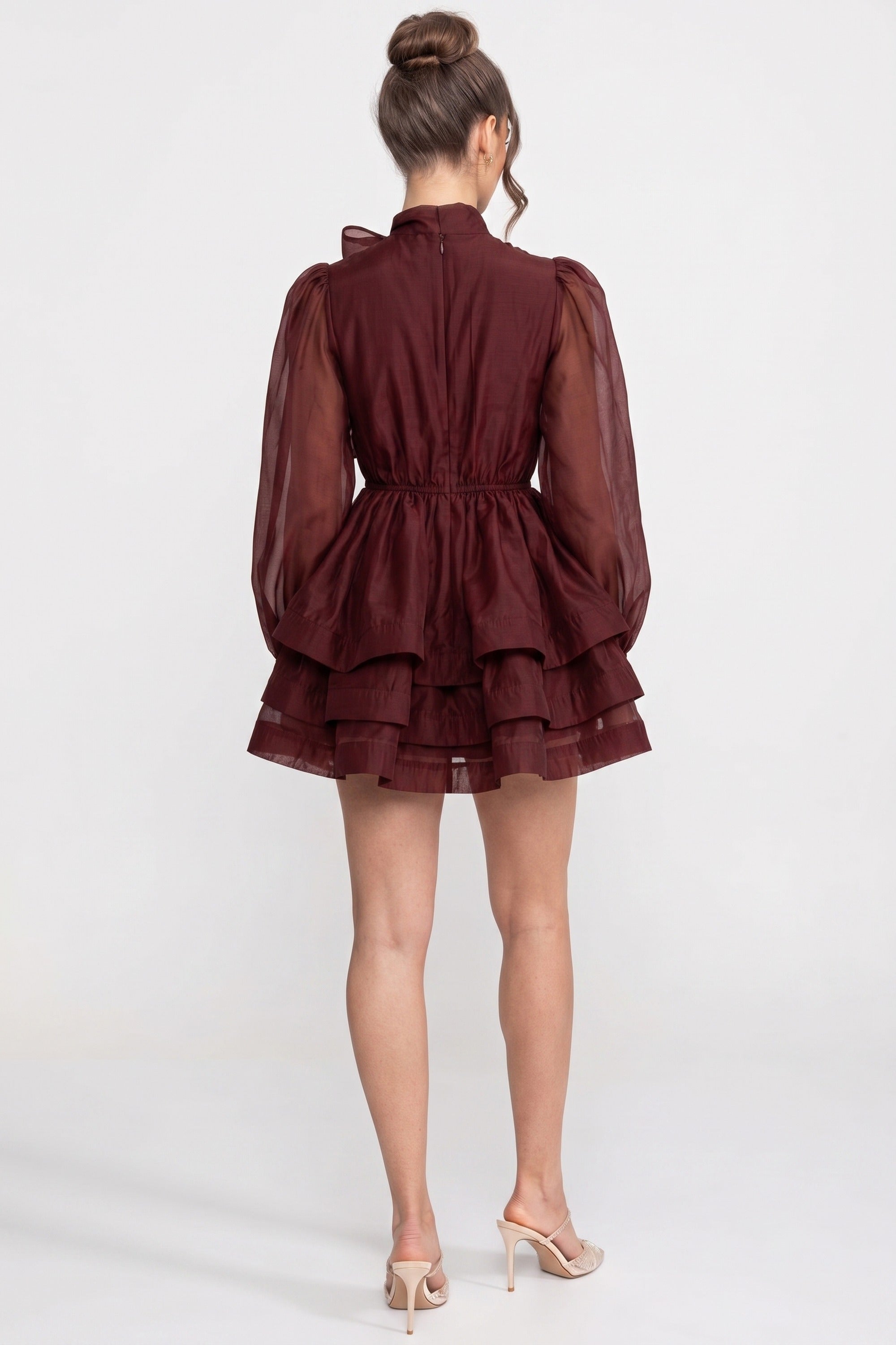 Mini-Kleid mit hohem Kragen, Puffärmeln, Stufen-Rüschenrock und Schleife - Wine
