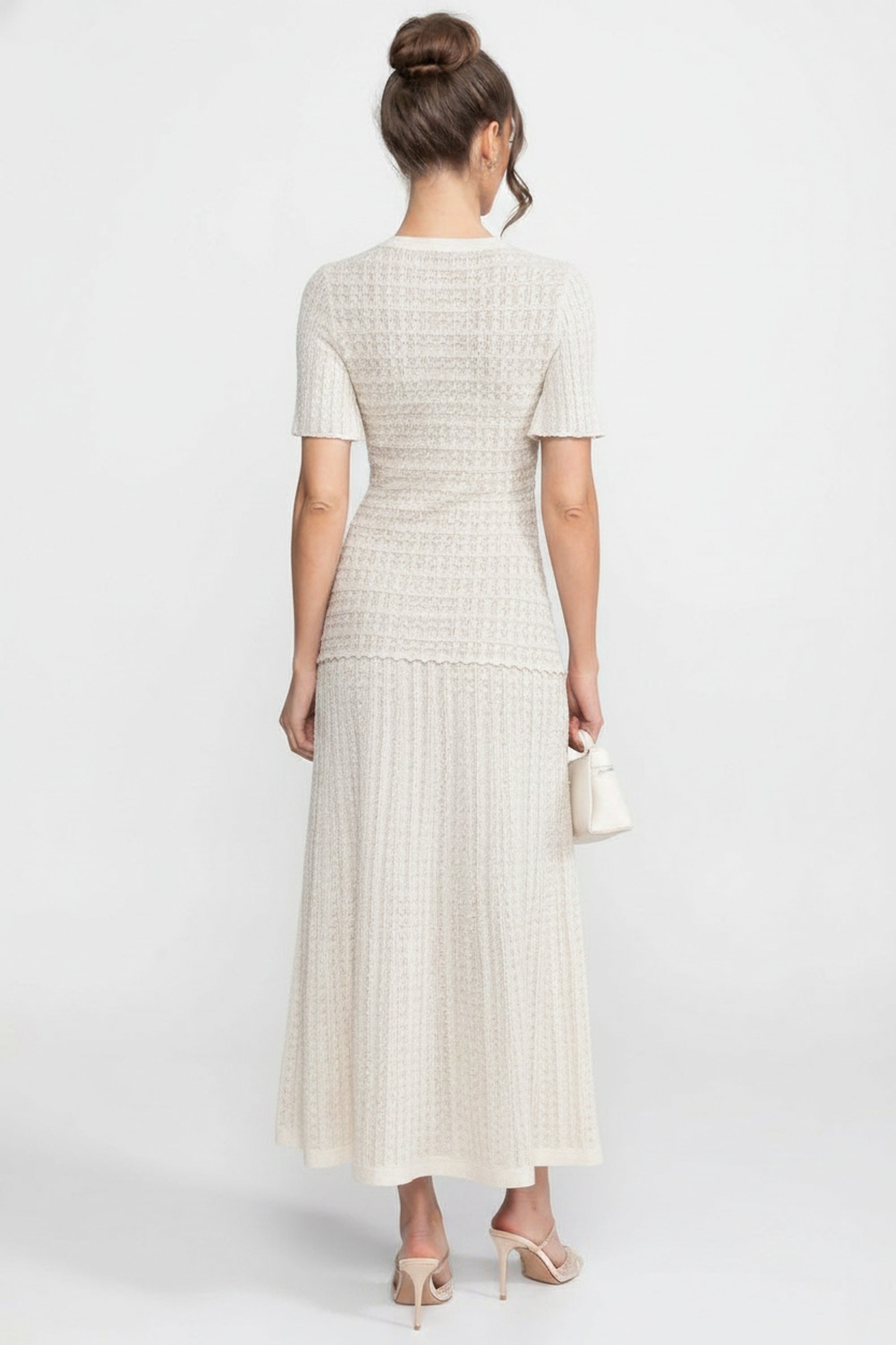 Midi-Kleid mit kurzen Ärmeln und schimmernder Strickstruktur - Weiß
