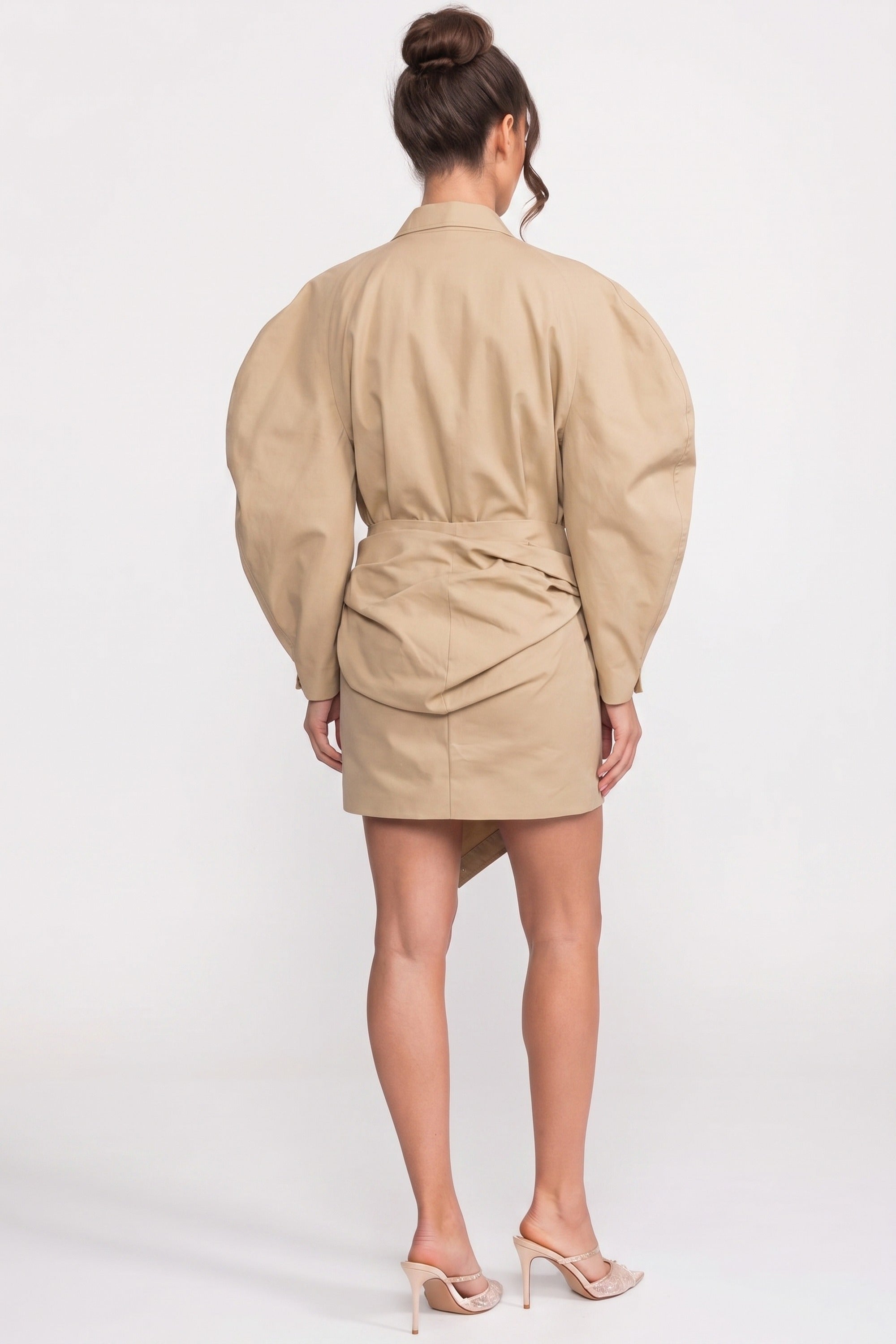 Übergroße Jacke mit Ballonärmeln und Gürtel mit asymmetrischem Saum - Khaki