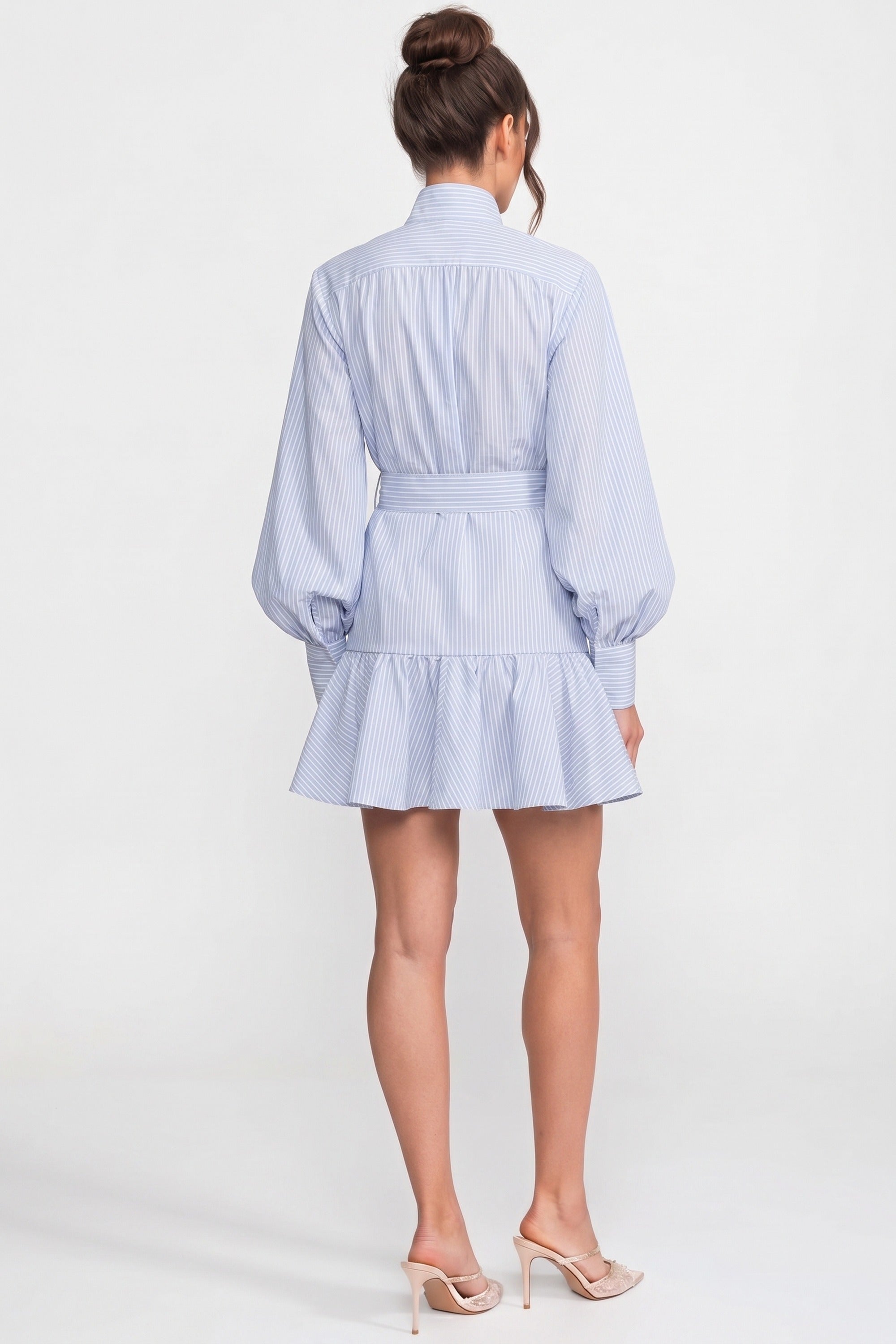 Gestreiftes Mini-Kleid mit Gürtel, hohem Kragen und Ballonärmeln - Blau
