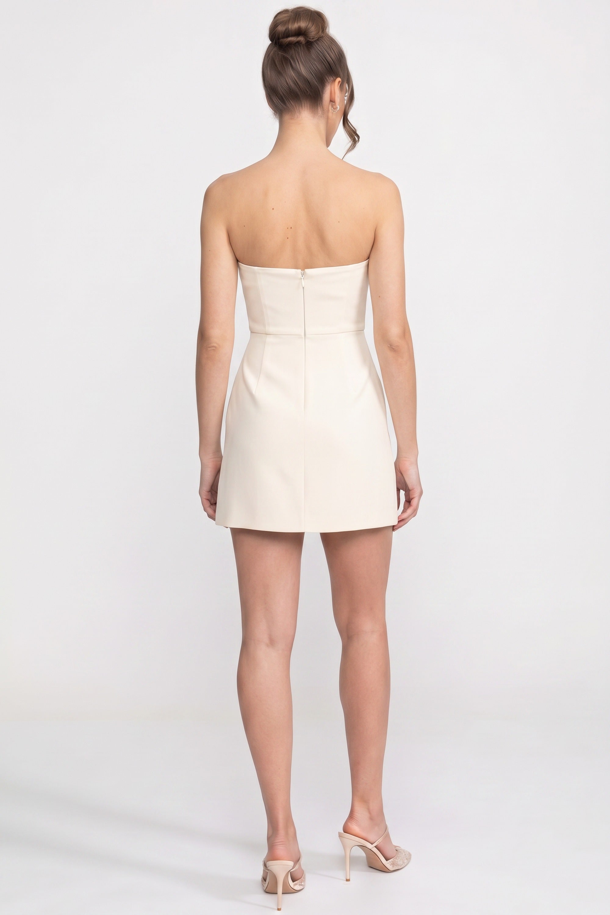 Trägerloses Minikleid mit 3D-Iris-Blütenapplikation - Weiß